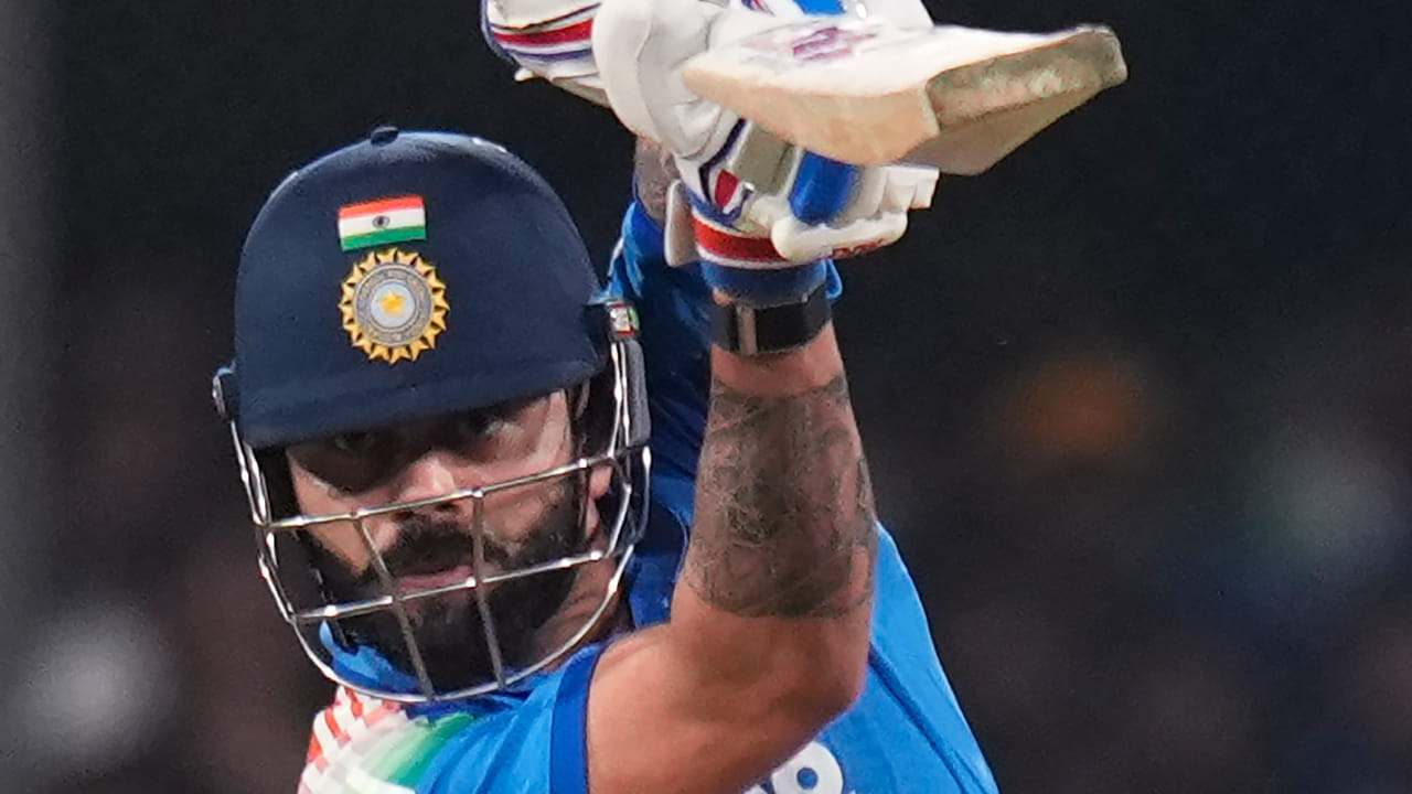 ಪ್ರಸ್ತುತ ಅದ್ಭುತ ಫಾರ್ಮ್‌ನಲ್ಲಿರುವ ವಿರಾಟ್ ಕೊಹ್ಲಿ ತಮ್ಮ ಕೊನೆಯ ಒಂಬತ್ತು ಏಕದಿನ ಇನ್ನಿಂಗ್ಸ್‌ಗಳಲ್ಲಿ ಮೂರು ಶತಕಗಳು ಸೇರಿದಂತೆ ಎಂಟು ಅರ್ಧಶತಕಗಳನ್ನು ಬಾರಿಸಿದ್ದಾರೆ. ಮೊದಲ ಏಕದಿನ ಪಂದ್ಯದಲ್ಲಿ ಕೇವಲ ಐದು ರನ್‌ಗಳಿಗೆ ಔಟಾಗಿದ್ದ ಕೊಹ್ಲಿ, ಎರಡನೇ ಪಂದ್ಯದಲ್ಲಿ 65 ರನ್​ಗಳ ಇನ್ನಿಂಗ್ಸ್ ಆಡಿದರು(PC-PTI).
