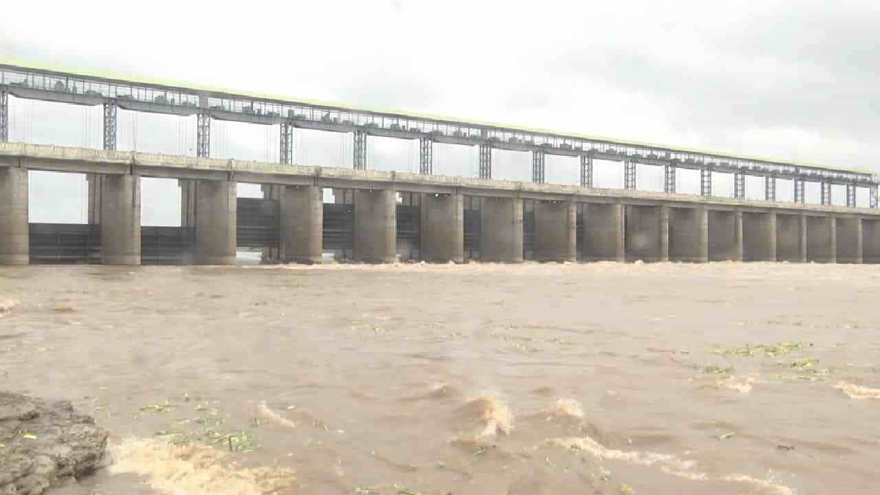 ಮಳೆ ಇಲ್ಲದಿದ್ದರೂ ಬಾಗಲಕೋಟೆಯಲ್ಲಿ ಬೊರ್ಗರೆಯುತ್ತಿರುವ ನದಿಗಳು, ಬೆಳೆಗಳಿಗಿಲ್ಲ ನೀರು! ಮಳೆ ಇಲ್ಲದಿದ್ದರೂ ಬಾಗಲಕೋಟೆಯಲ್ಲಿ ಬೊರ್ಗರೆಯುತ್ತಿರುವ ನದಿಗಳು, ಬೆಳೆಗಳಿಗಿಲ್ಲ ನೀರು!