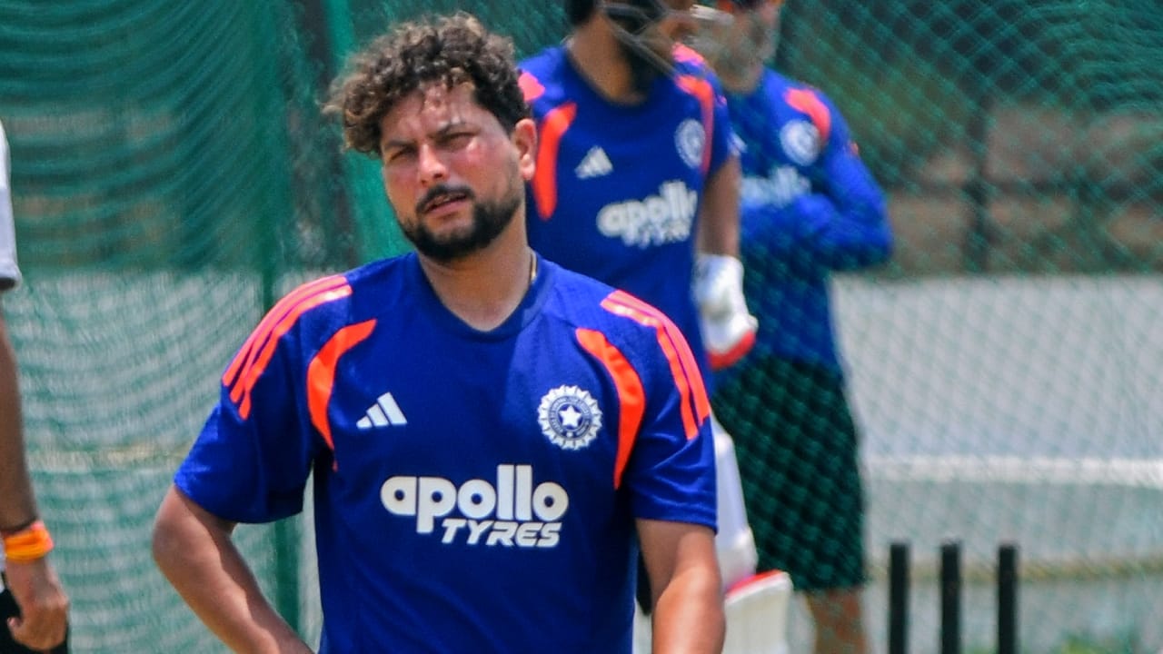 ಟೀಂ ಇಂಡಿಯಾದ ಅನುಭವಿ ಸ್ಪಿನ್ನರ್ ಕುಲ್ದೀಪ್ ಯಾದವ್ ತಂಡದಲ್ಲಿ ಸತತವಾಗಿ ಆಯ್ಕೆಯಾಗುತ್ತಿದ್ದರೂ ಆಡುವ ಹನ್ನೊಂದರ ಬಳಗದಲ್ಲಿ ಮಾತ್ರ ಅವಕಾಶ ಸಿಗುತ್ತಿಲ್ಲ. ಐರ್ಲೆಂಡ್ ಪ್ರವಾಸದ ಬಳಿಕ ನಡೆದ ಇಂಗ್ಲೆಂಡ್ ಪ್ರವಾಸದಲ್ಲೂ ಕುಲ್ದೀಪ್ ಅವರನ್ನು ಒಂದೇ ಒಂದು ಪಂದ್ಯದಲ್ಲಿ ಆಡಿಸಲಿಲ್ಲ. ಮ್ಯಾನೇಜ್ಮೆಂಟ್ನ ಈ ನಿರ್ಧಾರವೂ ಕೂಡ ಮಾಜಿ ಆಟಗಾರರ ಅಸಮಾಧಾನಕ್ಕೆ ಕಾರಣವಾಗಿತ್ತು(PC-PTI).