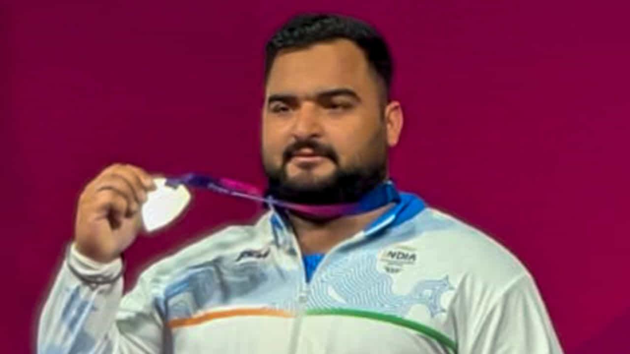 ಗ್ಲ್ಯಾಸ್ಗೋದಲ್ಲಿ ನಡೆಯುತ್ತಿರುವ 2026ರ ಕಾಮನ್ವೆಲ್ತ್ ಗೇಮ್ಸ್ ಕ್ರೀಡಾಕೂಟದಲ್ಲಿ ಭಾರತದ ಪದಕಗಳ ಸಂಖ್ಯೆ 17ಕ್ಕೇರಿದೆ. ಆದಾಗ್ಯೂ ಪದಕಗಳಲ್ಲಿ ಪಟ್ಟಿಯಲ್ಲಿ ಭಾರತ 10ನೇ ಸ್ಥಾನಕ್ಕೆ ಜಾರಿದೆ. ಇದಕ್ಕೆ ಕಾರಣ ಚಿನ್ನದ ಪದಕಗಳ ಸಂಖ್ಯೆ ಕಡಿಮೆ ಇರುವುದು. ಕ್ರೀಡಾಕೂಟದ 8ನೇ ದಿನದಂದು ವೇಟ್ಲಿಫ್ಟಿಂಗ್ 110+ ಕೆಜಿ ವಿಭಾಗದಲ್ಲಿ ಲವ್ಪ್ರೀತ್ ಸಿಂಗ್ ಬೆಳ್ಳಿ ಪದಕವನ್ನು ತನ್ನದಾಗಿಸಿಕೊಂಡರು(PC-PTI).