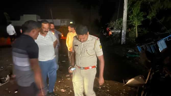 ಹಿಪ್ಪರಗಿಯಲ್ಲಿ ಬಾರ್​​ ಮುಂದೆ ನಿಲ್ಲಿಸಿದ್ದ ಕಾರು ಸ್ಫೋಟ