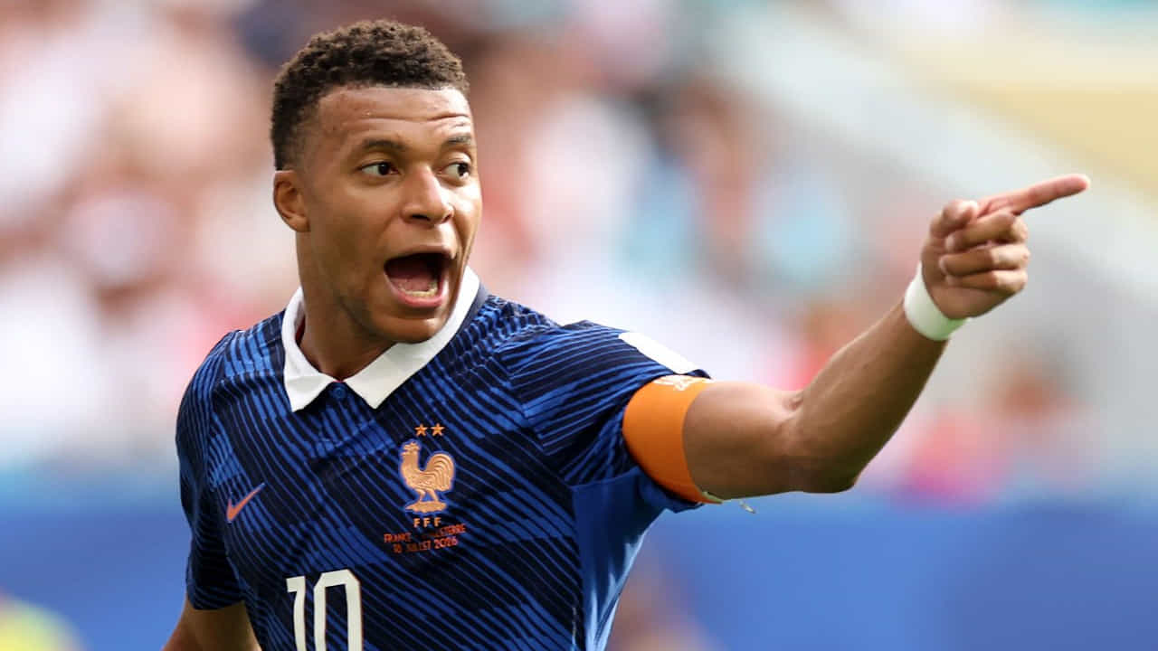 ಫ್ರಾನ್ಸ್ನ ಯುವ ತಾರೆ ಕಿಲಿಯನ್ ಎಂಬಾಪೆ (Kylian Mbappé) ಫಿಫಾ ವಿಶ್ವಕಪ್ ಇತಿಹಾಸದಲ್ಲೇ ಅತಿ ಹೆಚ್ಚು ಗೋಲು ಗಳಿಸಿದ ಹೊಸ ವಿಶ್ವ ದಾಖಲೆ ನಿರ್ಮಿಸಿದ್ದಾರೆ. ಅದು ಸಹ ಸಾರ್ವಕಾಲಿಕ ಶ್ರೇಷ್ಠ ಆಟಗಾರ ಲಿಯೋನೆಲ್ ಮೆಸ್ಸಿ ಐತಿಹಾಸಿಕ ದಾಖಲೆಯನ್ನು ಮುರಿಯುವ ಮೂಲಕ ಎಂಬುದು ವಿಶೇಷ. (PC: Getty Images)