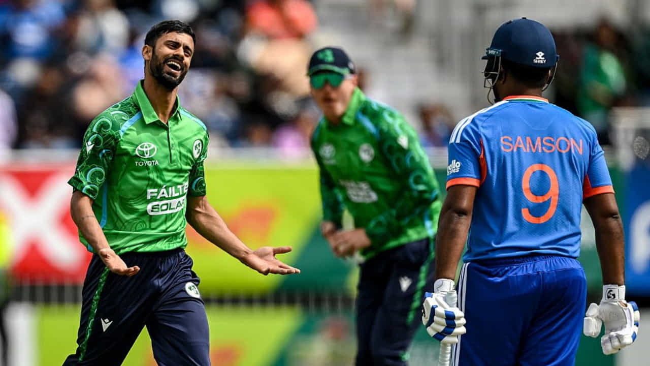 ಕೆಲವೇ ದಿನಗಳ ಹಿಂದಷ್ಟೇ ಟೀಂ ಇಂಡಿಯಾ ಐತಿಹಾಸಿಕ ಸರಣಿ ಸೋಲಿಗೆ ಕೊರಳೊಡ್ಡಿತ್ತು. ಅದು ಕ್ರಿಕೆಟ್ ಲೋಕದ ಶಿಶು ಎಂದೇ ಬಿಂಬಿತವಾಗಿರುವ ಐರ್ಲೆಂಡ್ನಂತಹ ತಂಡದ ಎದುರು. ಭಾರತ ಕ್ರಿಕೆಟ್ ಇತಿಹಾಸದಲ್ಲಿ ಇದೇ ಮೊದಲ ಬಾರಿಗೆ ಟೀಂ ಇಂಡಿಯಾ ಐರ್ಲೆಂಡ್ ವಿರುದ್ಧ ಮೊದಲ ಪಂದ್ಯವನ್ನು ಸೋಲುವುದರ ಜೊತೆಗೆ ಟಿ20 ಸರಣಿಯಲ್ಲಿ ವೈಟ್ ವಾಶ್ ಮುಖಭಂಗವನ್ನು ಅನುಭವಿಸಿತ್ತು.