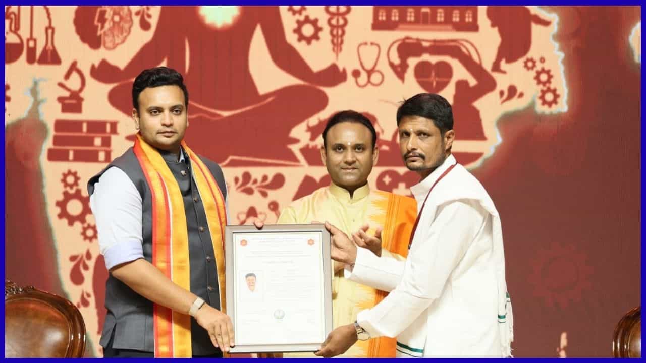 ದೇಶದಲ್ಲೇ ಮೊದಲ ಬಾರಿಗೆ 138 ರೈತರಿಗೆ 'ಕೃಷಿ ಋಷಿ' ಪ್ರಮಾಣಪತ್ರ; 7 ಗಣ್ಯರಿಗೆ ಗೌರವ ಡಾಕ್ಟರೇಟ್ ದೇಶದಲ್ಲೇ ಮೊದಲ ಬಾರಿಗೆ 138 ರೈತರಿಗೆ 'ಕೃಷಿ ಋಷಿ' ಪ್ರಮಾಣಪತ್ರ; 7 ಗಣ್ಯರಿಗೆ ಗೌರವ ಡಾಕ್ಟರೇಟ್