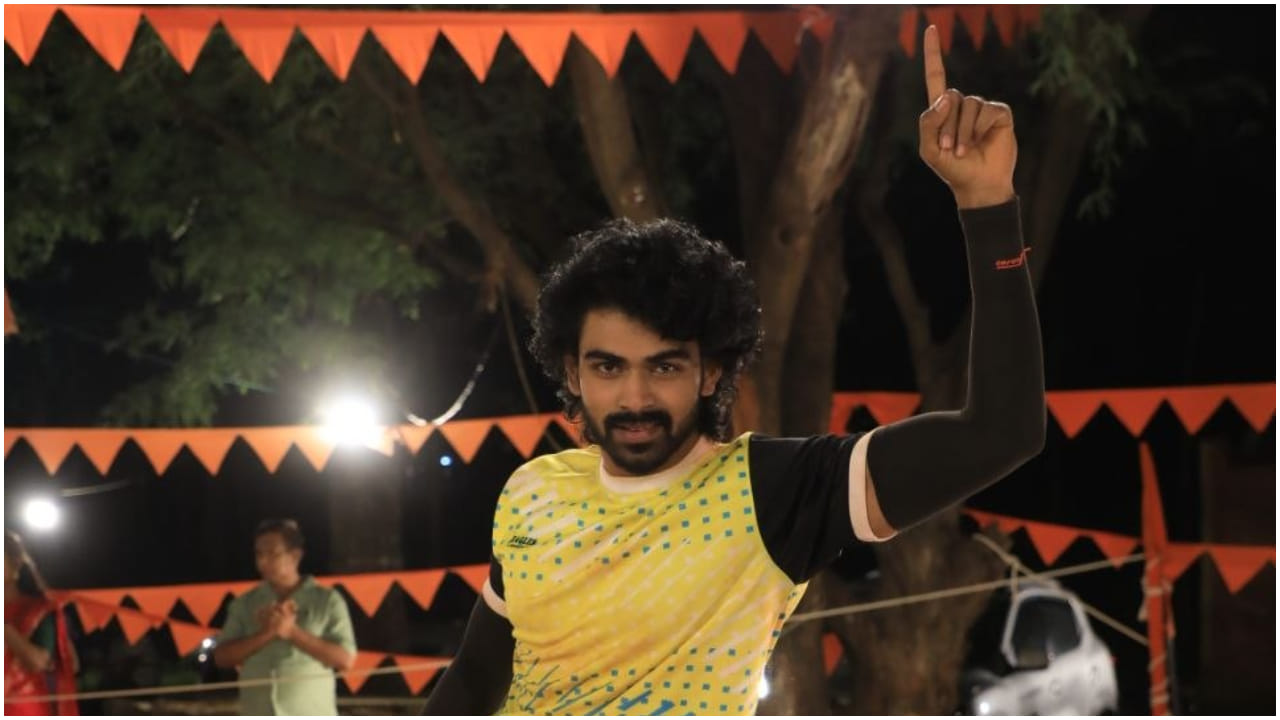 ಊರಿನ ದೇವಸ್ಥಾನದ ಕಾರ್ಯಕ್ರಮದ ಹಿನ್ನೆಲೆಯಲ್ಲಿ ‘ಮೈನಾ’ ಧಾರಾವಾಹಿಯ ಇಬ್ಬರು ನಾಯಕರ ಕುಟುಂಬಗಳ ಪ್ರತಿಷ್ಠೆಗಾಗಿ ಕಬಡ್ಡಿ ಪಂದ್ಯಾವಳಿ ಜರುಗುತ್ತದೆ. ಅಮ್ಮನವರಿಗೆ ಕಿರೀಟ ತೊಡಿಸುವ ಅರ್ಹತೆ ಗಳಿಸಿಕೊಳ್ಳಲು ಕಬಡ್ಡಿ ಪಂದ್ಯ ಗೆಲ್ಲಬೇಕು ಎಂಬುದು ಷರತ್ತು.