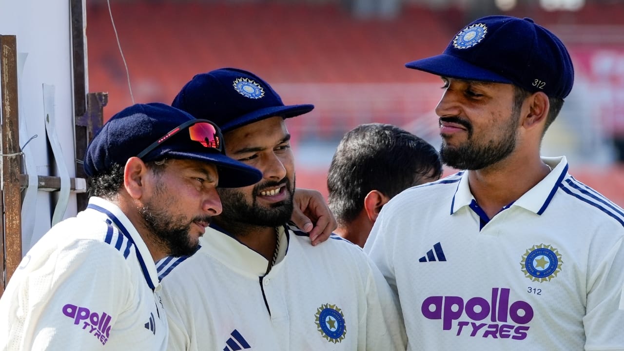 ಇದೆಲ್ಲದರ ನಡುವೆ ರಿಷಭ್ ಪಂತ್ ಆಯ್ಕೆಯ ಬಗ್ಗೆ ಮಾತನಾಡಿರುವ ಡಿವಿಲಿಯರ್ಸ್, ತಂಡಕ್ಕೆ ಪಂತ್ ಅವರನ್ನು ಆಯ್ಕೆ ಮಾಡಿರುವುದು ಆಶ್ಚರ್ಯಕರವಾಗಿದೆ. ಅವರ ಫಿಟ್ನೆಸ್ ಹೇಗೆ ಇರುತ್ತದೆ ಎಂಬುದನ್ನು ನಾವು ನೋಡಬೇಕಾಗಿದೆ. ಐಪಿಎಲ್ ಸಮಯದಲ್ಲಿ ಅವರ ಶಕ್ತಿ ಮತ್ತು ಆತ್ಮವಿಶ್ವಾಸವು ತುಂಬಾ ಕಡಿಮೆಯಾಗಿತ್ತು(PC-PTI).