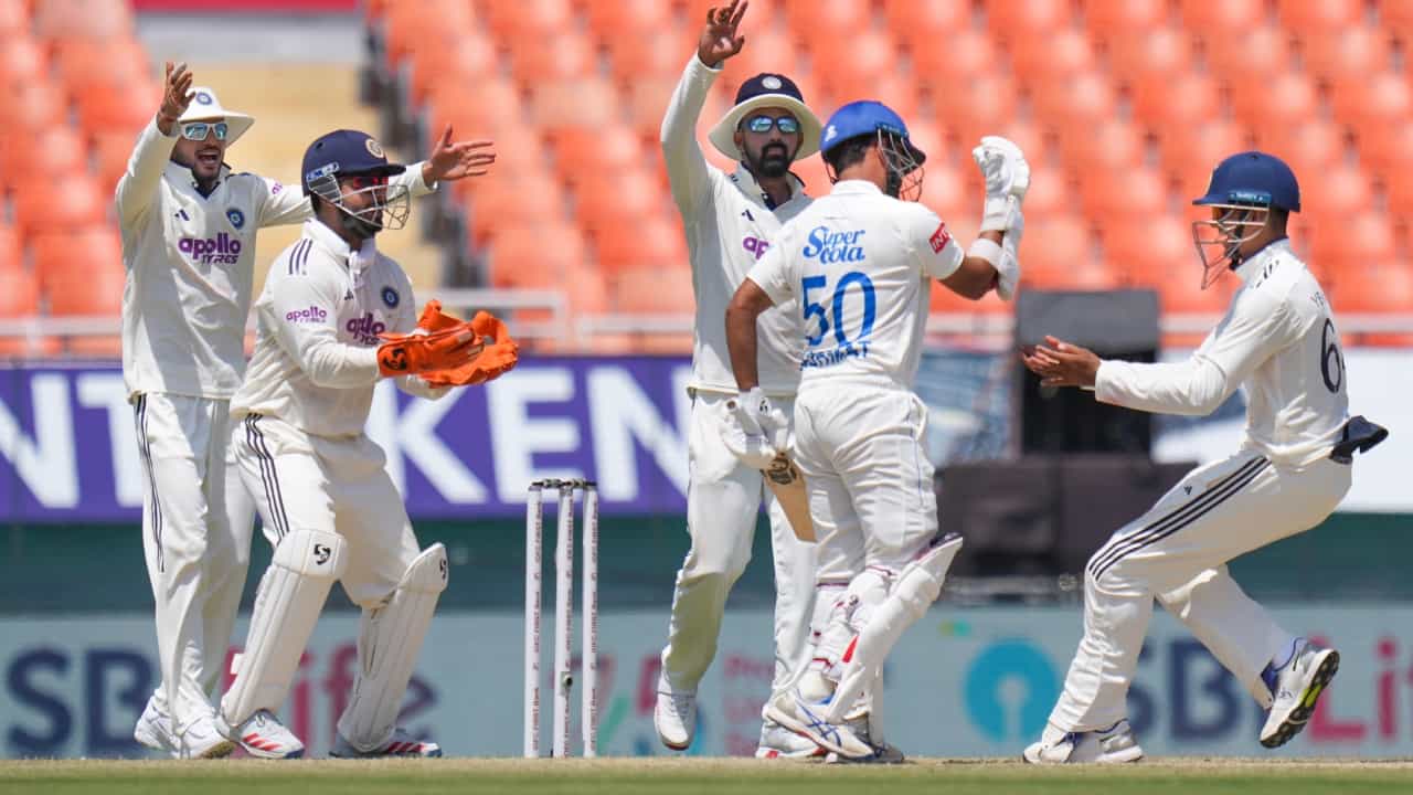 ಭಾರತ ಹಾಗೂ ಶ್ರೀಲಂಕಾ ನಡುವೆ ಎರಡು ಪಂದ್ಯಗಳ ಟೆಸ್ಟ್ ಸರಣಿ ಮುಂದಿನ ತಿಂಗಳು ಅಂದರೆ ಆಗಸ್ಟ್ 15 ರಿಂದ ಆರಂಭವಾಗಲಿದೆ. ಈ ಸರಣಿಗಾಗಿ ಬಿಸಿಸಿಐ ಕೂಡ ತನ್ನ ತಂಡವನ್ನು ಪ್ರಕಟಿಸಿದೆ. ವಿಶ್ವ ಟೆಸ್ಟ್ ಚಾಂಪಿಯನ್ಶಿಪ್ ಫೈನಲ್ ದೃಷ್ಟಿಯಿಂದ ಈ ಸರಣಿ ಗೆಲುವು ಟೀಂ ಇಂಡಿಯಾಕ್ಕೆ ಅತ್ಯವಶ್ಯಕವಾಗಿದೆ. ಹೀಗಾಗಿ ಬಿಸಿಸಿಐ ಬಲಿಷ್ಠ ತಂಡವನ್ನು ಆಯ್ಕೆ ಮಾಡಿದೆ. ಆದರೆ ಈ ತಂಡದಲ್ಲಿ ಆಯ್ಕೆಯಾಗಿರುವ ಏಕೈಕ ಆಟಗಾರನ ಬಗ್ಗೆ ಎಬಿ ಡಿವಿಲಿಯರ್ಸ್ ಅಚ್ಚರಿ ವ್ಯಕ್ತಪಡಿಸಿದ್ದಾರೆ(PC-PTI).
