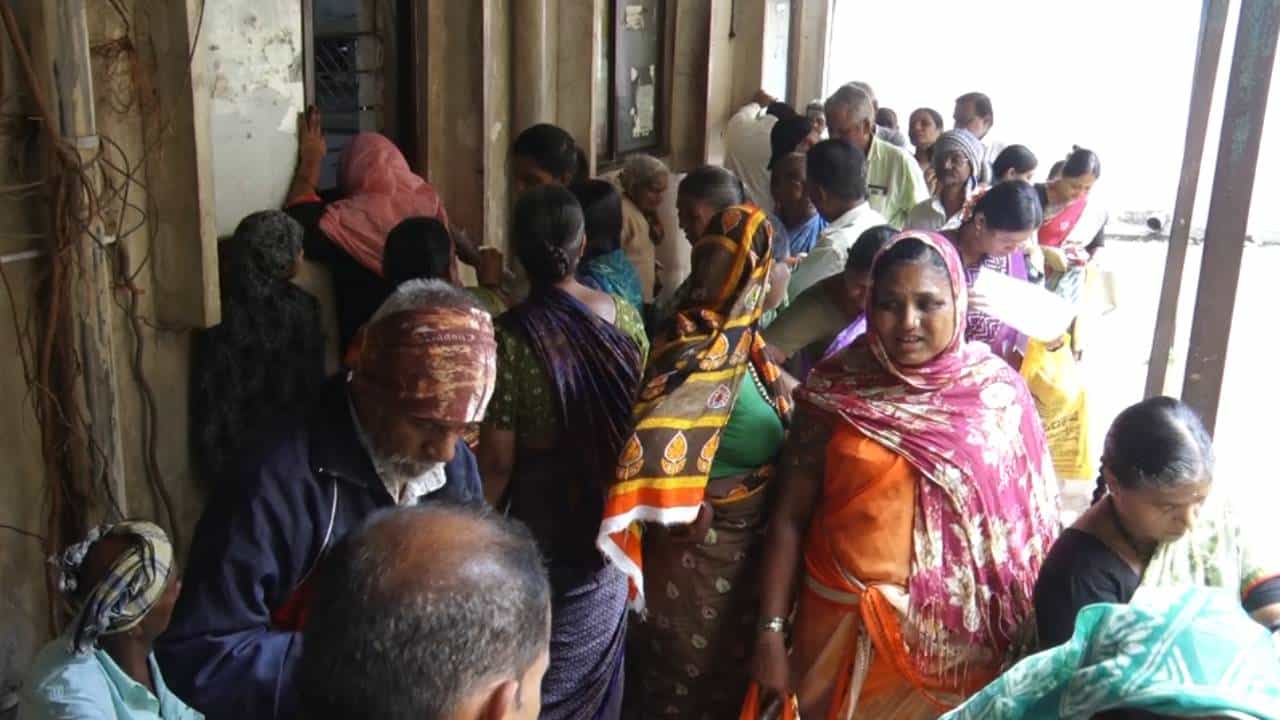 ಸರ್ಕಾರದ ಕ್ರಮಕ್ಕೆ ಕಂಗಾಲಾದ ವಯೋವೃದ್ಧ ಪಿಂಚಣಿದಾರರು: ಕಚೇರಿಗೆ ಅಲೆದಾಟ ಸರ್ಕಾರದ ಕ್ರಮಕ್ಕೆ ಕಂಗಾಲಾದ ವಯೋವೃದ್ಧ ಪಿಂಚಣಿದಾರರು: ಕಚೇರಿಗೆ ಅಲೆದಾಟ