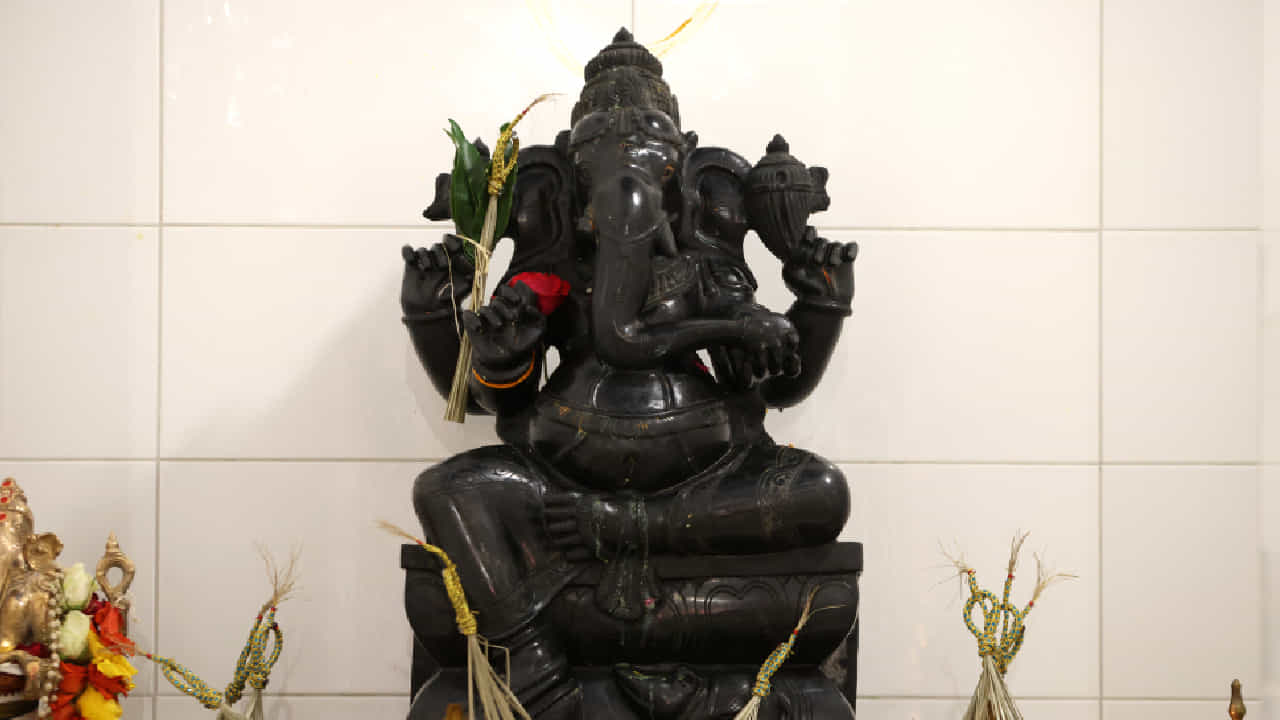 Spiritual Rules: ಪೂಜೆ ಮುಗಿದ ನಂತರ ಪೂಜಾ ಕೋಣೆಯ ಬಾಗಿಲು ತೆರೆದಿಡಬೇಕೇ ಅಥವಾ ಮುಚ್ಚಬೇಕೇ?