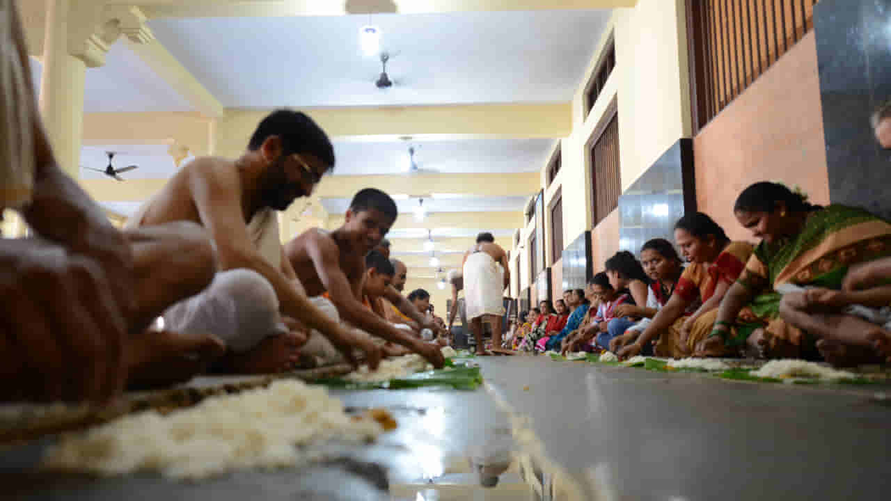 Prasada in Hinduism: ಪೂಜೆಯ ನಂತರ ಪ್ರಸಾದ ವಿತರಿಸುವುದು ಏಕೆ ಮುಖ್ಯ? ಇಲ್ಲಿದೆ ಭಗವದ್ಗೀತೆ ಸಾರುವ ಅಸಲಿ ಮಹತ್ವ!