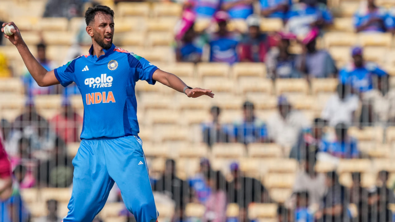 ಇದು ಬ್ಯಾಟ್ಸ್ಮನ್ಗಳ ಕಥೆಯಾದರೆ, ಬೌಲಿಂಗ್ ವಿಭಾಗದಲ್ಲಿ ಕನ್ನಡಿಗ ಪ್ರಸಿದ್ಧ್ ಕೃಷ್ಣಗೆ ಭಾರತ ಟಿ20 ತಂಡದ ಬಾಗಿಲು ಭಾಗಶಃ ಮುಚ್ಚಿದೆ ಎನ್ನಬಹುದು. ಐಪಿಎಲ್ನಲ್ಲಿ ಪರಿಣಾಮಕಾರಿ ಪ್ರದರ್ಶನ ನೀಡುವ ಪ್ರಸಿದ್ಧ್ ಭಾರತ ಟಿ20 ತಂಡದಲ್ಲಿ ಮಾತ್ರ ರನ್ ಮಷಿನ್ ಆಗಿ ಗುರುತಿಸಿಕೊಂಡಿದ್ದಾರೆ. ಉಳಿದ ಬೌಲರ್ಗಳಿಗೆ ಹೋಲಿಸಿಕೊಂಡರೆ, ಪ್ರಸಿದ್ಧ್ ಅವರ ಬೌಲಿಂಗ್ನಲ್ಲಿ ವಿಶೇಷತೆ ಇಲ್ಲ. ಹೀಗಾಗಿ ಅವರಿಗೂ ಟಿ20 ತಂಡದಿಂದ ಗೇಟ್ಪಾಸ್ ಸಿಗುವುದು ಖಚಿತವಾಗಿದೆ (PC-PTI).