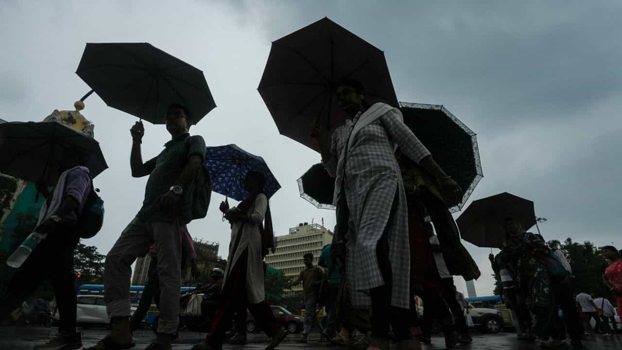 Karnataka Weather Forecast: ನಾಳೆ 4 ಜಿಲ್ಲೆಗಳಿಗೆ ಆರೆಂಜ್ ಅಲರ್ಟ್, ತಿಂಗಳಾಂತ್ಯದವರೆಗೂ ಮಳೆ ಮುನ್ಸೂಚನೆ Karnataka Weather Forecast: ನಾಳೆ 4 ಜಿಲ್ಲೆಗಳಿಗೆ ಆರೆಂಜ್ ಅಲರ್ಟ್, ತಿಂಗಳಾಂತ್ಯದವರೆಗೂ ಮಳೆ ಮುನ್ಸೂಚನೆ
