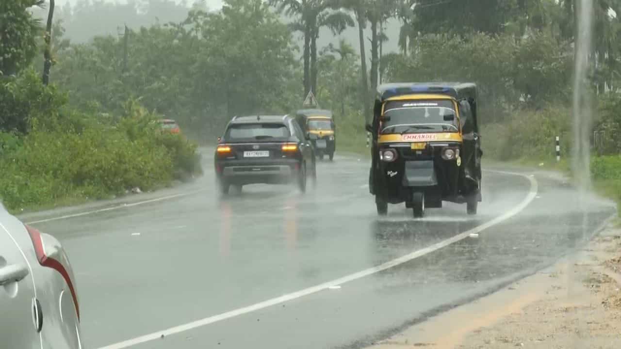 Karnataka Weather Forecast: ಉಡುಪಿ, ಉತ್ತರ ಕನ್ನಡಕ್ಕೆ ರೆಡ್ ಅಲರ್ಟ್, ಬೆಂಗಳೂರು ಸೇರಿ 18 ಜಿಲ್ಲೆಗಳಲ್ಲಿ ಮಳೆಯ ಎಚ್ಚರಿಕೆ Karnataka Weather Forecast: ಉಡುಪಿ, ಉತ್ತರ ಕನ್ನಡಕ್ಕೆ ರೆಡ್ ಅಲರ್ಟ್, ಬೆಂಗಳೂರು ಸೇರಿ 18 ಜಿಲ್ಲೆಗಳಲ್ಲಿ ಮಳೆಯ ಎಚ್ಚರಿಕೆ