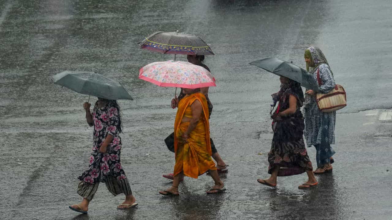 Karnataka Weather Forecast: ದುರ್ಬಲವಾದ ನೈಋತ್ಯ ಮುಂಗಾರು; 12 ಜಿಲ್ಲೆಗಳಿಂದ ಮಳೆ ದೂರ! Karnataka Weather Forecast: ದುರ್ಬಲವಾದ ನೈಋತ್ಯ ಮುಂಗಾರು; 12 ಜಿಲ್ಲೆಗಳಿಂದ ಮಳೆ ದೂರ!