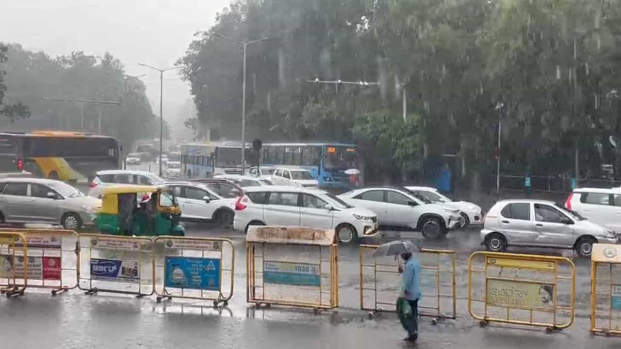 Karnataka Weather Update: ಬೆಂಗಳೂರಿಗರಿಗೆ ತಂಪೆರೆದ ವರುಣ, ಅರ್ಧ ಕರ್ನಾಟಕಕ್ಕೆ ನಾಳೆ ಯೆಲ್ಲೋ ಅಲರ್ಟ್ Karnataka Weather Update: ಬೆಂಗಳೂರಿಗರಿಗೆ ತಂಪೆರೆದ ವರುಣ, ಅರ್ಧ ಕರ್ನಾಟಕಕ್ಕೆ ನಾಳೆ ಯೆಲ್ಲೋ ಅಲರ್ಟ್