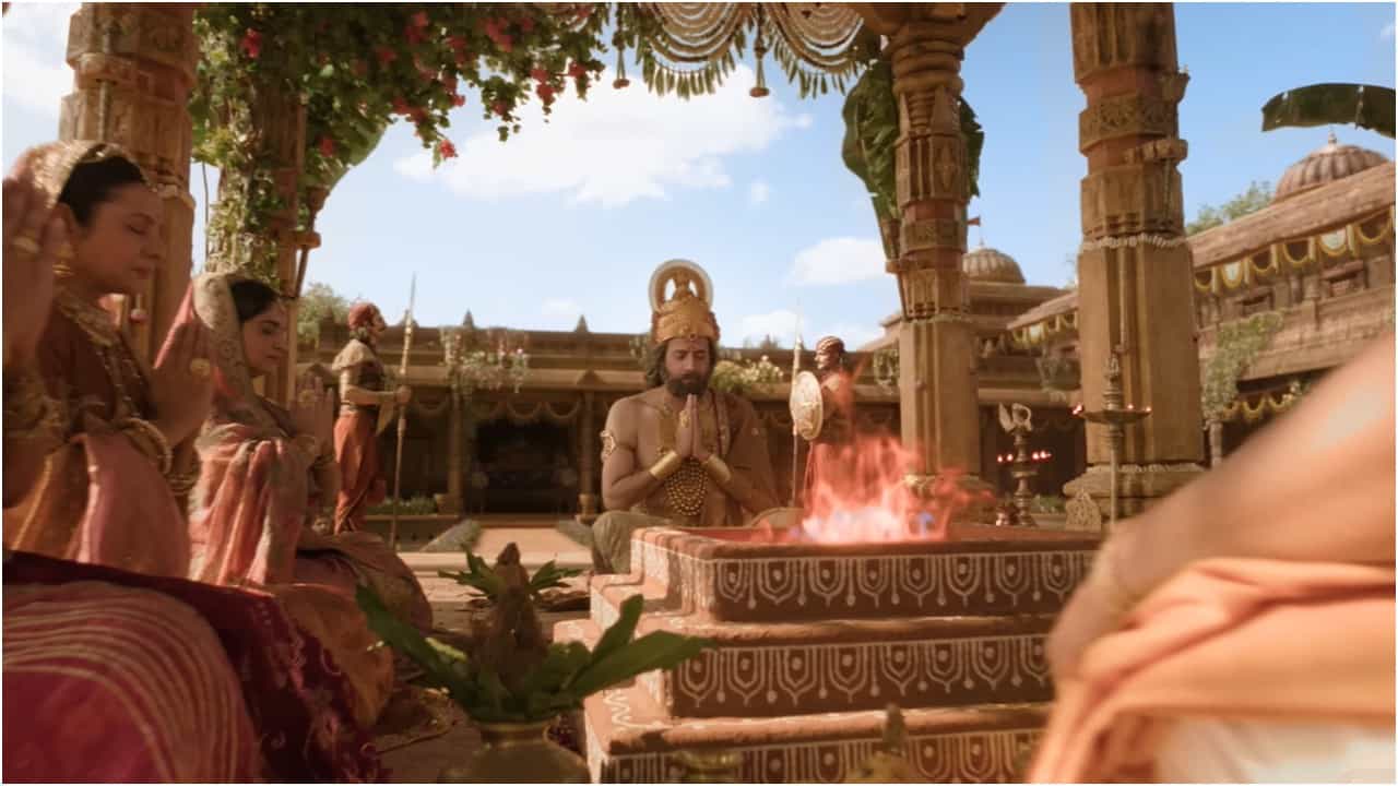ಟ್ರೇಲರ್ನಲ್ಲಿ ರಾಜ ದಶರಥನಾಗಿ ಅರುಣ್ ಗೋವಿಲ್ ಕಾಣಿಸಿಕೊಂಡಿದ್ದಾರೆ. ಹಿರಿಯ ನಟನ ಗಾಂಭೀರ್ಯತೆ ಕಣ್ಣಿಗೆ ಕಟ್ಟುವಂತಿದೆ. ಈ ಮೊದಲು ಪ್ರಸಾರ ಕಂಡಿದ್ದ ‘ರಾಮಾಯಣ’ ಧಾರಾವಾಹಿಯಲ್ಲಿ ಅವರು ರಾಮನ ಪಾತ್ರ ಮಾಡಿದ್ದರು. ಈಗ ದಶರಥ ಆಗಿದ್ದಾರೆ.
