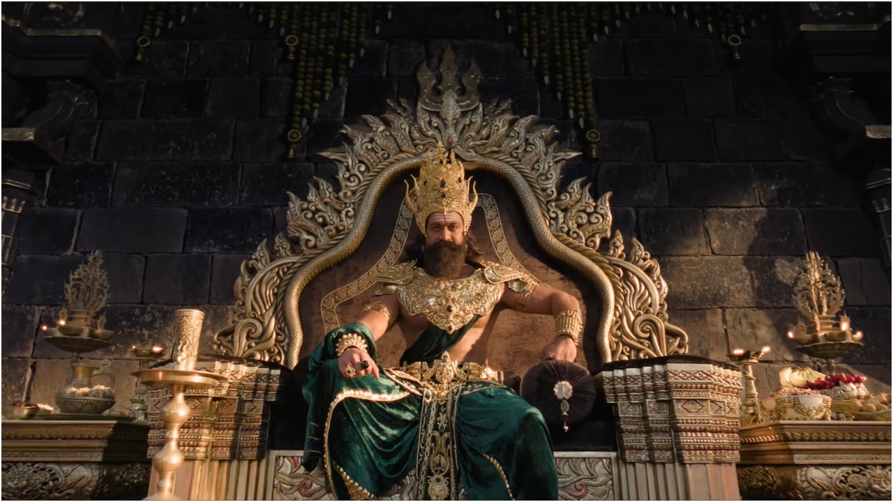 ಸಿಂಹಾಸನದ ಮೇಲೆ ರಾಜಗಾಂಭೀರ್ಯದಿಂದ ಕುಳಿತಿರುವ ರಾವಣನ ರಾಜವೈಭೋಗದ ದೃಶ್ಯವು ನೋಡುಗರನ್ನು ಮಂತ್ರಮುಗ್ಧರನ್ನಾಗಿಸುತ್ತದೆ. ಕಪ್ಪು ಮತ್ತು ಹಸಿರು ಬಣ್ಣದ ರೇಷ್ಮೆ ಉಡುಪು ಹಾಗೂ ಚಿನ್ನದ ಕವಚಗಳು ಅವನ ಸೌಂದರ್ಯ ಮತ್ತು ಅಧಿಕಾರವನ್ನು ಎತ್ತಿಹಿಡಿದಿವೆ.