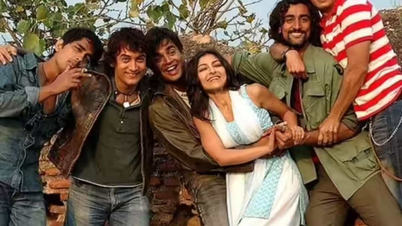 ಆಮಿರ್ ಖಾನ್ ಸೇರಿದಂತೆ ಹಲವು ನಟ-ನಟಿಯರು ನಟಿಸಿದ್ದ ‘ರಂಗ್ ದೇ ಬಸಂತಿ’ ಸಿನಿಮಾ ಬಿಡುಗಡೆ ಆಗಿದ್ದು 2006 ರಲ್ಲಿ ಅಂದರೆ 20 ವರ್ಷದ ಹಿಂದೆ ಆದರೆ ಈಗಲೂ ಸಹ ಯುವ ಹೋರಾಟದ ವಿಷಯ ಬಂದಾಗ ಈ ಸಿನಿಮಾವನ್ನು ನೆನಪು ಮಾಡಿಕೊಳ್ಳಲಾಗುತ್ತದೆ. ಈಗ ಸಿಜೆಪಿ ಪ್ರತಿಭಟನೆ ವೇಳೆ ಸಹ ‘ರಂಗ್ ದೇ ಬಸಂತಿ’ ಸಿನಿಮಾದ ಹಾಡುಗಳನ್ನೇ ವಿಡಿಯೋಗಳಿಗೆ ಬಳಸಲಾಗಿತ್ತು. ಈ ಸಿನಿಮಾವನ್ನು ಅಮೆಜಾನ್ ಮತ್ತು ಜಿಯೋ ಹಾಟ್ಸ್ಟಾರ್ನಲ್ಲಿ ವೀಕ್ಷಿಸಬಹುದು.