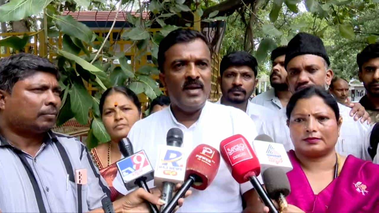 ಸಚಿವ ಕೃಷ್ಣಬೈರೇಗೌಡರ ಸಭೆಯಲ್ಲಿ ಏನೆಲ್ಲಾ ನಿರ್ಧಾರವಾಯ್ತು? ಬೀದಿಬದಿ ವ್ಯಾಪಾರಿ ಸಂಘದ ಅಧ್ಯಕ್ಷ ರಂಗಸ್ವಾಮಿ ಹೇಳಿದ್ದಿಷ್ಟು ಸಚಿವ ಕೃಷ್ಣಬೈರೇಗೌಡರ ಸಭೆಯಲ್ಲಿ ಏನೆಲ್ಲಾ ನಿರ್ಧಾರವಾಯ್ತು? ಬೀದಿಬದಿ ವ್ಯಾಪಾರಿ ಸಂಘದ ಅಧ್ಯಕ್ಷ ರಂಗಸ್ವಾಮಿ ಹೇಳಿದ್ದಿಷ್ಟು
