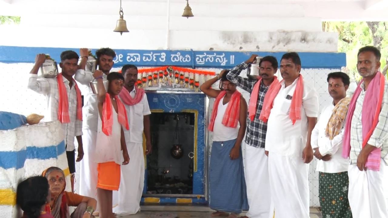 ಆರು ವರ್ಷಗಳ ಹಿಂದೆ ಕೂಡ ಇದೇ ರೀತಿಯ ಬರಗಾಲ ಎದುರಾಗಿತ್ತು. ಅಂದು ಸಪ್ತ ಭಜನೆ ಹಾಗೂ ಜಲಾಭಿಷೇಕ ಬಳಿಕ ಉತ್ತಮ ಮಳೆಯಾಗಿತ್ತು. ಅದೇ ನಂಬಿಕೆಯಿಂದ ಈ ಬಾರಿಯೂ ಏಳು ದಿನಗಳ ಕಾಲ ಸಪ್ತ ಭಜನೆ ಮೂಲಕ ಮಳೆಗಾಗಿ ದೇವರು ಮೊರೆ ಹೋಗಿದ್ದಾರೆ.
