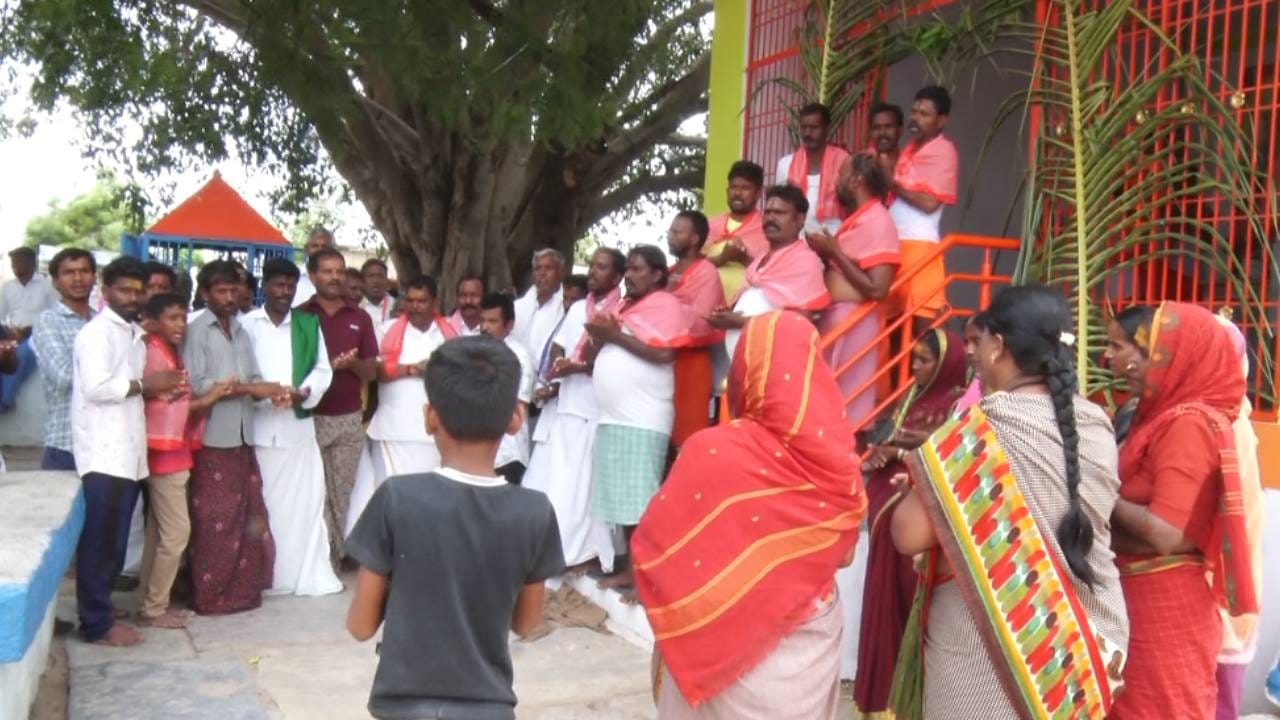ಮುತ್ತೈದೆಯರು ಗ್ರಾಮದ ವಿವಿಧ ದೇವಾಲಯಗಳಲ್ಲಿ ವಿಶೇಷ ಪೂಜೆ ಸಲ್ಲಿಸಿ ಉತ್ತಮ ಮಳೆಯಾಗುವಂತೆ ಪ್ರಾರ್ಥಿಸಿದ್ದಾರೆ. ಒಟ್ಟಿನಲ್ಲಿ ರೈತರು ಮಳೆಗಾಗಿ ಕಾದು ಕುಳಿತಿದ್ದು, ಮಳೆರಾಯ ಅನ್ನದಾತರ ಮೇಲೆ ಕೃಪೆ ತೋರಬೇಕಿದೆ. 