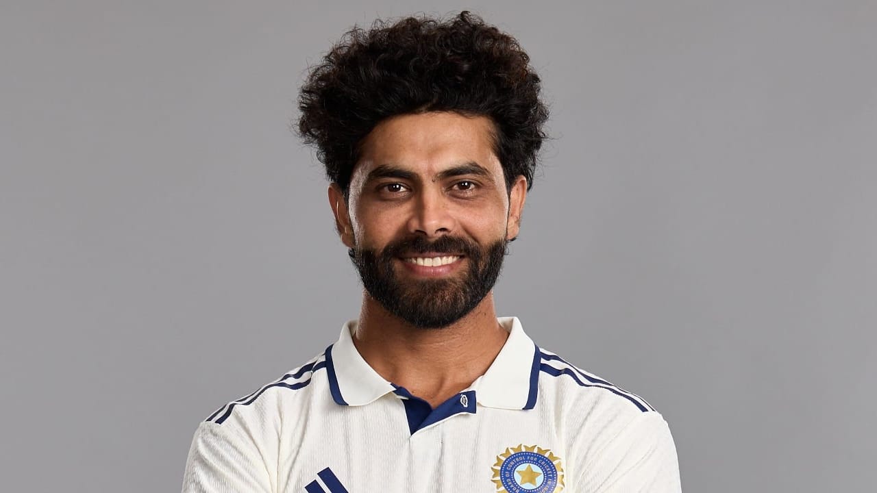 ರವೀಂದ್ರ ಜಡೇಜಾ: ಗಾಯದ ಸಮಸ್ಯೆಯಿಂದಾಗಿ ಕಳೆದ ಮೇ ತಿಂಗಳಿನಿಂದ ಕ್ರಿಕೆಟ್ ಮೈದಾನದಿಂದ ದೂರವಿದ್ದ ಸ್ಟಾರ್ ಆಲ್ ರೌಂಡರ್ ರವೀಂದ್ರ ಜಡೇಜಾ ಸಂಪೂರ್ಣ ಫಿಟ್ ಆಗಿದ್ದು, ತಂಡಕ್ಕೆ ಮರಳುತ್ತಿರುವುದು ಖಚಿತವಾಗಿದೆ. ಶ್ರೀಲಂಕಾದ ಸ್ಪಿನ್ ಸ್ನೇಹಿ ಪಿಚ್‌ಗಳಲ್ಲಿ ಜಡೇಜಾ ಅವರ ಉಪಸ್ಥಿತಿ ಭಾರತಕ್ಕೆ ದೊಡ್ಡ ಬಲ ತುಂಬಲಿದೆ. (PC: Getty Images)