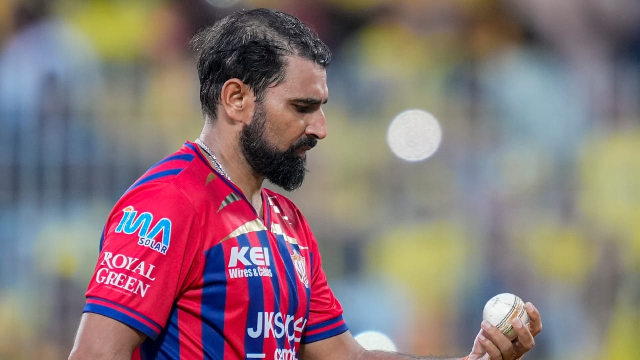 ಸಿಎಸ್ಕೆ ತಂಡಕ್ಕೆ ಪವರ್ಪ್ಲೇ ಮತ್ತು ಡೆತ್ ಓವರ್ಗಳಲ್ಲಿ ಖಲೀಲ್ ಅಹ್ಮದ್ಗೆ ಪೂರಕವಾಗಿ ಮತ್ತೊಬ್ಬ ಅನುಭವಿ ಭಾರತೀಯ ವೇಗದ ಬೌಲರ್ ಅಗತ್ಯವಿದೆ. ಹೀಗಾಗಿ ಮೊಹಮ್ಮದ್ ಶಮಿ ಆಗಮನವು ಸಿಎಸ್ಕೆ ತಂಡದ ವೇಗದ ಬೌಲಿಂಗ್ ಘಟಕವನ್ನು ಬಲಪಡಿಸುತ್ತದೆ. ಅಲ್ಲದೆ ತಂಡದಲ್ಲಿ ಈಗಾಗಲೇ ಸ್ಪೆನ್ಸರ್ ಜಾನ್ಸನ್ ಮತ್ತು ಮ್ಯಾಟ್ ಹೆನ್ರಿಯಂತಹ ಬೌಲರ್ಗಳು ಇದ್ದಾರೆ(PC-PTI).