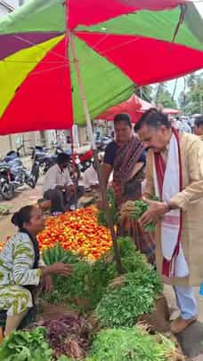 ಸಾಮಾನ್ಯರಂತೆ ಸಂತೆ ಮಾಡಿದ ರಾಜ್ಯಸಭಾ ಸದಸ್ಯ ನಾರಾಯಣಸಾ ಭಾಂಡಗೆ