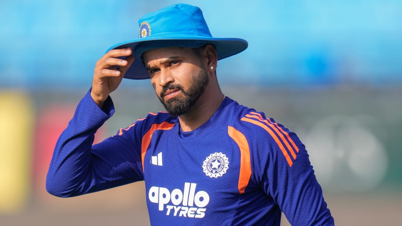 ಈ ಸೋಲುಗಳೊಂದಿಗೆ, ಶ್ರೇಯಸ್ ಅಯ್ಯರ್ ಹಲವು ಬೇಡದ ದಾಖಲೆಗಳನ್ನು ನಿರ್ಮಿಸಿದ್ದಾರೆ. ಅಂತರರಾಷ್ಟ್ರೀಯ ಟಿ 20 ಕ್ರಿಕೆಟ್ನಲ್ಲಿ ಸತತ ಆರು ಪಂದ್ಯಗಳನ್ನು ಸೋತ ಮೊದಲ ಭಾರತೀಯ ನಾಯಕ ಅಯ್ಯರ್. ಇದಲ್ಲದೆ, ಐಸಿಸಿಯ ಪೂರ್ಣ ಸದಸ್ಯರಾಗಿರುವ ಮತ್ತು ತಮ್ಮ ವೃತ್ತಿಜೀವನದ ಮೊದಲ ಏಳು ಟಿ20 ಪಂದ್ಯಗಳಲ್ಲಿ ಒಂದೇ ಒಂದು ಪಂದ್ಯವನ್ನು ಗೆಲ್ಲದ ದೇಶಕ್ಕೆ ನಾಯಕತ್ವ ವಹಿಸಿದ ವಿಶ್ವ ಕ್ರಿಕೆಟ್ ಇತಿಹಾಸದಲ್ಲಿ ನಾಲ್ಕನೇ ಆಟಗಾರ ಎಂಬ ಬೇಡದ ದಾಖಲೆ ಅಯ್ಯರ್ ಪಾಲಾಗಿದೆ (PC-BCCI).
