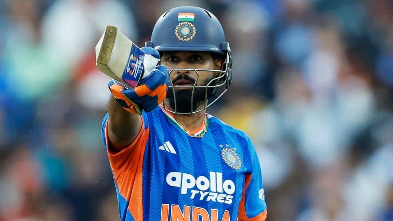 ಟೀಮ್ ಇಂಡಿಯಾ ನಾಯಕ ಶ್ರೇಯಸ್ ಅಯ್ಯರ್ (Shreyas Iyer) ಆಂಗ್ಲರ ನಾಡಿನಲ್ಲಿ ಹೊಸ ಇತಿಹಾಸ ಬರೆದಿದ್ದಾರೆ. ಅದು ಕೂಡ ನಾಯಕನಾಗಿ ಇಂಗ್ಲೆಂಡ್ ವಿರುದ್ಧ ಆಡಿದ ಮೊದಲ ಟಿ20 ಪಂದ್ಯದಲ್ಲೇ ಎಂಬುದು ವಿಶೇಷ. ಈ ಪಂದ್ಯದಲ್ಲಿ ಆಕರ್ಷಕ ಅರ್ಧಶತಕ ಸಿಡಿಸಿ ಅಯ್ಯರ್ ದಾಖಲೆಗಳ ಸರದಾರ ವಿರಾಟ್ ಕೊಹ್ಲಿ ಹೆಸರಿನಲ್ಲಿದ್ದ ವಿಶೇಷ ದಾಖಲೆ ಮುರಿದಿದ್ದಾರೆ. (PC: getty images)