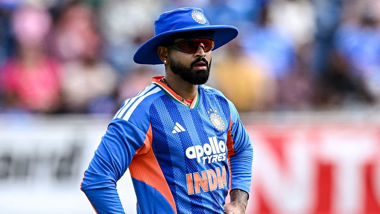 ಈ ಟಾಸ್ ಗೆಲುವಿನ ಹೊರತಾಗಿಯೂ, ಶ್ರೇಯಸ್ ಅಯ್ಯರ್ ಮುಂದಾಳತ್ವದಲ್ಲಿ ಟೀಮ್ ಇಂಡಿಯಾ ಈವರೆಗೆ ಒಂದೇ ಒಂದು ಪಂದ್ಯವನ್ನು ಗೆದ್ದಿಲ್ಲ ಎಂಬುದು ಗಮನಾರ್ಹ. ಐರ್ಲೆಂಡ್ ವಿರುದ್ಧದ ಎರಡು ಪಂದ್ಯಗಳ ಸರಣಿಯಲ್ಲಿ ಭಾರತ ತಂಡ 2-0 ಅಂತರದಿಂದ ಆಘಾತಕಾರಿ ಸೋಲನುಭವಿಸಿತ್ತು. ಇನ್ನು ಪ್ರಸ್ತುತ ನಡೆಯುತ್ತಿರುವ ಇಂಗ್ಲೆಂಡ್ ವಿರುದ್ಧದ ಸರಣಿಯ ಮೊದಲ ಪಂದ್ಯ ಮಳೆಯ ಕಾರಣ ರದ್ದಾದರೆ, ಎರಡು ಮತ್ತು ಮೂರನೇ ಪಂದ್ಯಗಳಲ್ಲಿ ಟೀಮ್ ಇಂಡಿಯಾ ಪರಾಜಯಗೊಂಡಿದೆ. ಈ ಮೂಲಕ ಭಾರತೀಯ ಕ್ರಿಕೆಟ್ ಇತಿಹಾಸದಲ್ಲೇ ನಾಯಕನಾದ ಮೊದಲ ಐದು ಪಂದ್ಯಗಳಲ್ಲಿ ಒಂದೂ ಗೆಲುವು ಕಾಣದ ಏಕೈಕ ಕ್ಯಾಪ್ಟನ್ ಎಂಬ ಅಪಖ್ಯಾತಿಗೂ ಅಯ್ಯರ್ ಒಳಗಾಗಿದ್ದಾರೆ. (PC: BCCI)