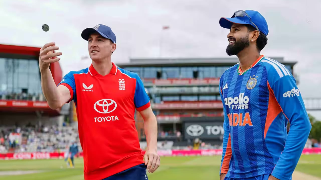 ಇದೀಗ ಈ ದಾಖಲೆಯನ್ನು ಶ್ರೇಯಸ್ ಅಯ್ಯರ್ ಮುರಿದಿದ್ದಾರೆ. ಐರ್ಲೆಂಡ್ ವಿರುದ್ಧದ ಮೊದಲೆರಡು ಪಂದ್ಯಗಳಲ್ಲಿ ಅಯ್ಯರ್ ಟಾಸ್ ವಿನ್ ಆಗಿದ್ದರು. ಇದಾದ ಬಳಿಕ ಇಂಗ್ಲೆಂಡ್ ವಿರುದ್ಧದ ಸರಣಿಯಲ್ಲೂ ಮೂರು ಮ್ಯಾಚ್ಗಳಲ್ಲೂ ಟಾಸ್ ಗೆದ್ದಿದ್ದಾರೆ. ಈ ಮೂಲಕ ಟಿ20 ಅಂತಾರಾಷ್ಟ್ರೀಯ ಕ್ರಿಕೆಟ್ನಲ್ಲಿ ನಾಯಕನಾದ ಬಳಿಕ ಸತತ ಐದು ಟಾಸ್ ಗೆದ್ದ ವಿಶ್ವದ ಏಕೈಕ ಕ್ಯಾಪ್ಟನ್ ಎನಿಸಿಕೊಂಡಿದ್ದಾರೆ. (PC: BCCI)
