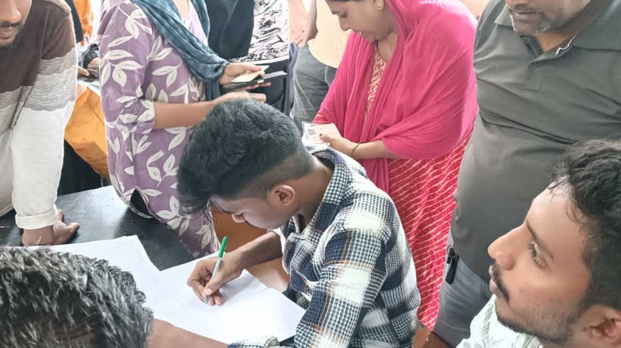 ಮತದಾರರ ಪಟ್ಟಿ ಪರಿಷ್ಕರಣೆ: ಕೋಲಾರ ಮತ್ತು ಮೈಸೂರಿನಲ್ಲಿ ಗಂಭೀರ ಕರ್ತವ್ಯ ಲೋಪ; ಅಧಿಕಾರಿಗಳಿಗೆ ನೋಟಿಸ್! ಮತದಾರರ ಪಟ್ಟಿ ಪರಿಷ್ಕರಣೆ: ಕೋಲಾರ ಮತ್ತು ಮೈಸೂರಿನಲ್ಲಿ ಗಂಭೀರ ಕರ್ತವ್ಯ ಲೋಪ; ಅಧಿಕಾರಿಗಳಿಗೆ ನೋಟಿಸ್!