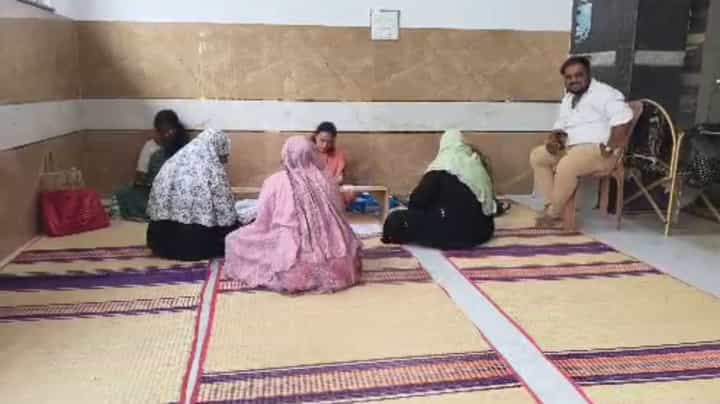 ನೆಲಮಂಗಲದಲ್ಲಿ ಬಿಎಲ್ಒಗಳ ಕಳ್ಳಾಟ ಬಯಲು: ಮನೆ ಮನೆಗೆ ಹೋಗುವ ಬದಲು ಮಸೀದಿಯಲ್ಲೇ ಕುಳಿತು ಎಸ್ಐಆರ್ ಪತ್ರ ವಿತರಣೆ! ನೆಲಮಂಗಲದಲ್ಲಿ ಬಿಎಲ್ಒಗಳ ಕಳ್ಳಾಟ ಬಯಲು: ಮನೆ ಮನೆಗೆ ಹೋಗುವ ಬದಲು ಮಸೀದಿಯಲ್ಲೇ ಕುಳಿತು ಎಸ್ಐಆರ್ ಪತ್ರ ವಿತರಣೆ!