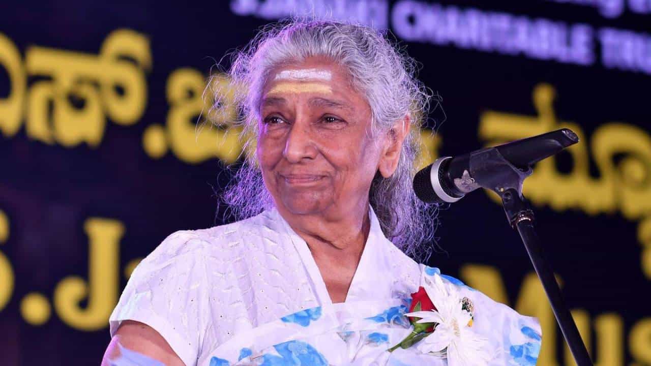 ಬರೋಬ್ಬರಿ 20 ಭಾಷೆಗಳಲ್ಲಿ 48 ಸಾವಿರ ಹಾಡುಗಳನ್ನ ಆಡಿದ್ದ ಗಾನ ಕೋಗಿಲು ಇಂದು ಹಾಡೋದನ್ನ ನಿಲ್ಲಿಸಿದೆ. 88 ವರ್ಷಗಳ ಸಾರ್ಥಕ ಜೀವನ ನಡೆಸಿದ್ದ ಜಾನಕಮ್ಮ ವಿಧಿವಶರಾಗಿದ್ದಾರೆ. 15 ದಿನಗಳ ಹಿಂದೆಯಷ್ಟೇ ಮಂಗಳೂರಿಗೆ ಭೇಟಿ ನೀಡಿದ್ದರು.