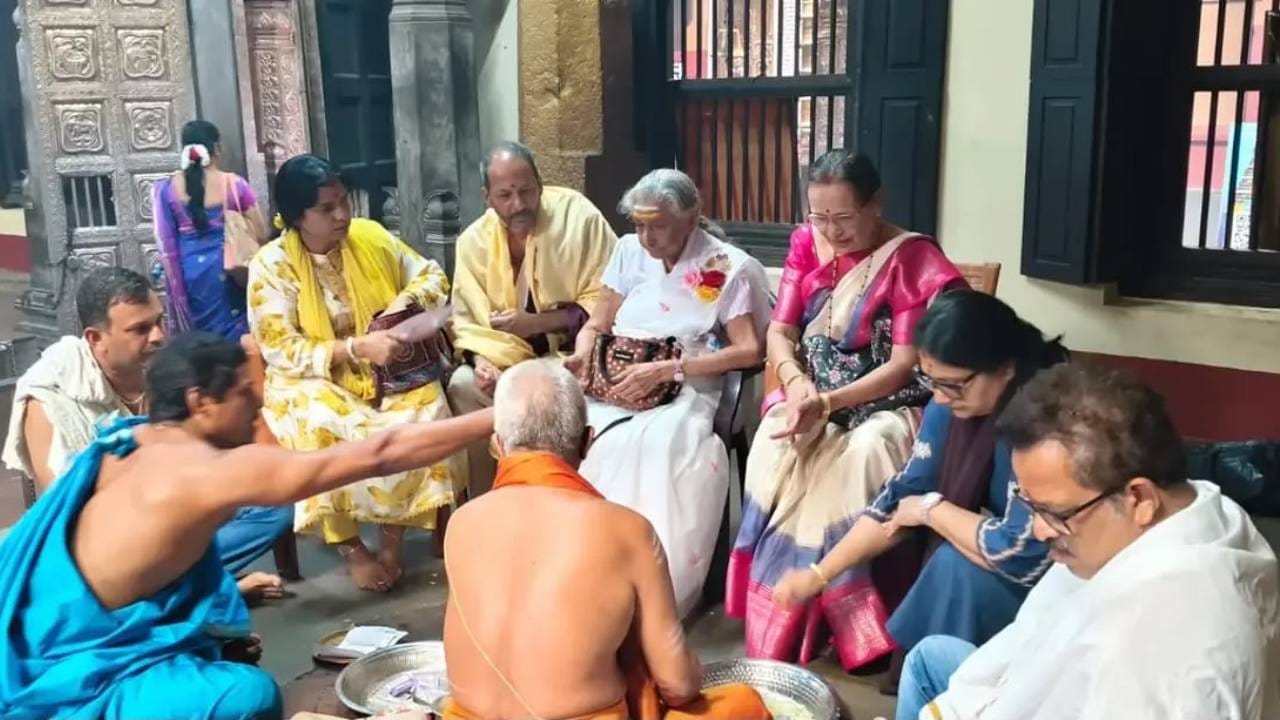 ಎಸ್.ಜಾನಕಿ ಅವರು ನಿಧನಕ್ಕೂ ಕೇವಲ 15 ದಿನಗಳ ಮುನ್ನವಷ್ಟೇ ಮಂಗಳೂರಿನ ಪ್ರಸಿದ್ಧ ಮಂಗಳಾದೇವಿ ದೇವಸ್ಥಾನ ಮತ್ತು ಕಮಲಶಿಲೆಗೆ ಭೇಟಿ ನೀಡಿ ದೇವರ ದರ್ಶನ ಪಡೆದಿದ್ದರು.