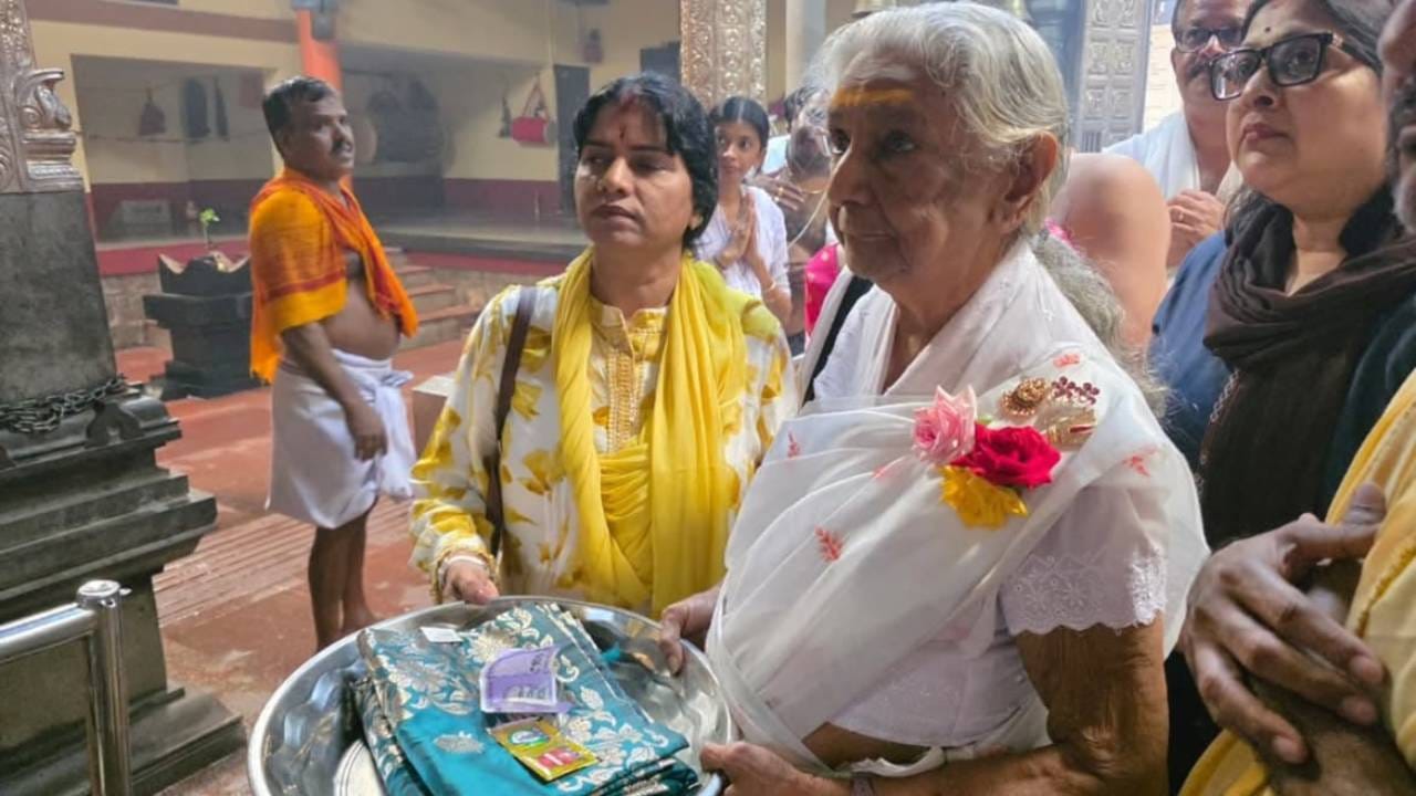 ಭಾನುವಾರ ಮೈಸೂರಿನಲ್ಲಿ ಸಾರ್ವಜನಿಕ ಅಂತಿಮ ದರ್ಶನದ ಬಳಿಕ, ತೆಲುಗು ಬ್ರಾಹ್ಮಣ ಸಂಪ್ರದಾಯದಂತೆ ಮೊಮ್ಮಗಳು ಅಪ್ಸರಾ ಅವರಿಂದ ಜಾನಕಿ ಅಮ್ಮನ ಅಂತ್ಯಸಂಸ್ಕಾರ ನೆರವೇರಲಿದೆ ಎಂದು ಕುಟುಂಬ ಮೂಲಗಳು ತಿಳಿಸಿವೆ.