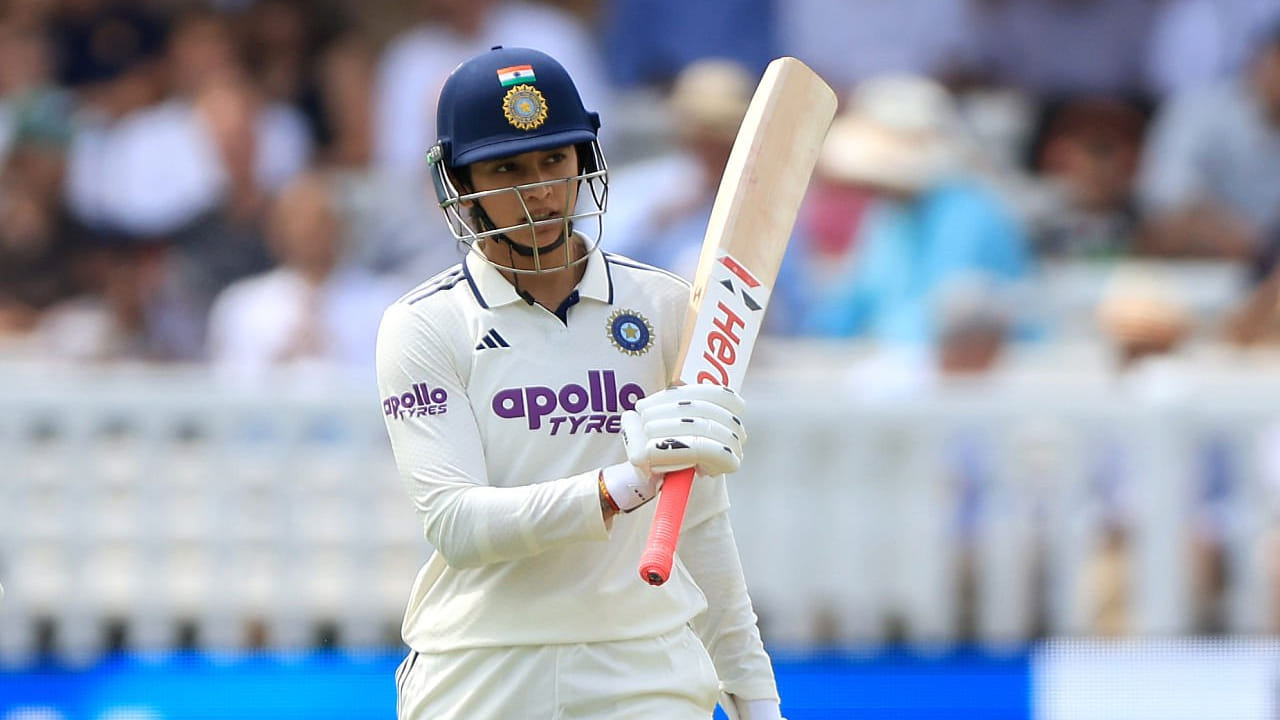 ಇನ್ನು ಈ ಪಂದ್ಯದಲ್ಲಿ 108 ಎಸೆತಗಳನ್ನು ಎದುರಿಸಿದ ಸ್ಮೃತಿ ಮಂಧಾನ 83 ರನ್ ಗಳಿಸಿ ಔಟಾಗಿದ್ದರು. ಈ ಅರ್ಧಶತಕದೊಂದಿಗೆ ಕ್ರಿಕೆಟ್ ಕಾಶಿ ಲಾರ್ಡ್ಸ್ ಮೈದಾನದಲ್ಲಿ ಅರ್ಧಶತಕ ಸಿಡಿಸಿದ ಮೊದಲ ಮಹಿಳಾ ಬ್ಯಾಟರ್ ಎಂಬ ಸಾರ್ವಕಾಲಿಕ ದಾಖಲೆಯನ್ನು ತಮ್ಮದಾಗಿಸಿಕೊಂಡಿದ್ದಾರೆ. (PC: Getty Images)