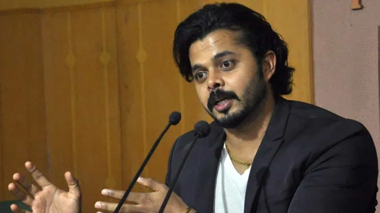 ಕೇರಳ ಕ್ರಿಕೆಟ್ನಿಂದ ಮೂರು ವರ್ಷಗಳ ಶಿಕ್ಷೆಗೆ ಗುರಿಯಾಗಿದ್ದ ಭಾರತದ ಮಾಜಿ ಕ್ರಿಕೆಟಿಗ ಎಸ್. ಶ್ರೀಶಾಂತ್ಗೆ ಸುಮಾರು ಒಂದು ವರ್ಷದ ನಂತರ ಬಿಗ್ ರಿಲೀಫ್ ಸಿಕ್ಕಿದೆ. ಕೇರಳ ಕ್ರಿಕೆಟ್ ಅಸೋಸಿಯೇಷನ್ನ ಸಾಮಾನ್ಯ ಸಭೆಯಲ್ಲಿ ಶ್ರೀಶಾಂತ್ ಕ್ಷಮೆಯಾಚಿಸಿದ ಬಳಿಕ ಅವರ ವಿರುದ್ಧ ಹೇರಿದ್ದ ನಿಷೇಧದ ಶಿಕ್ಷೆಯನ್ನು ತೆರವುಗೊಳಿಸಲಾಗಿದೆ.
