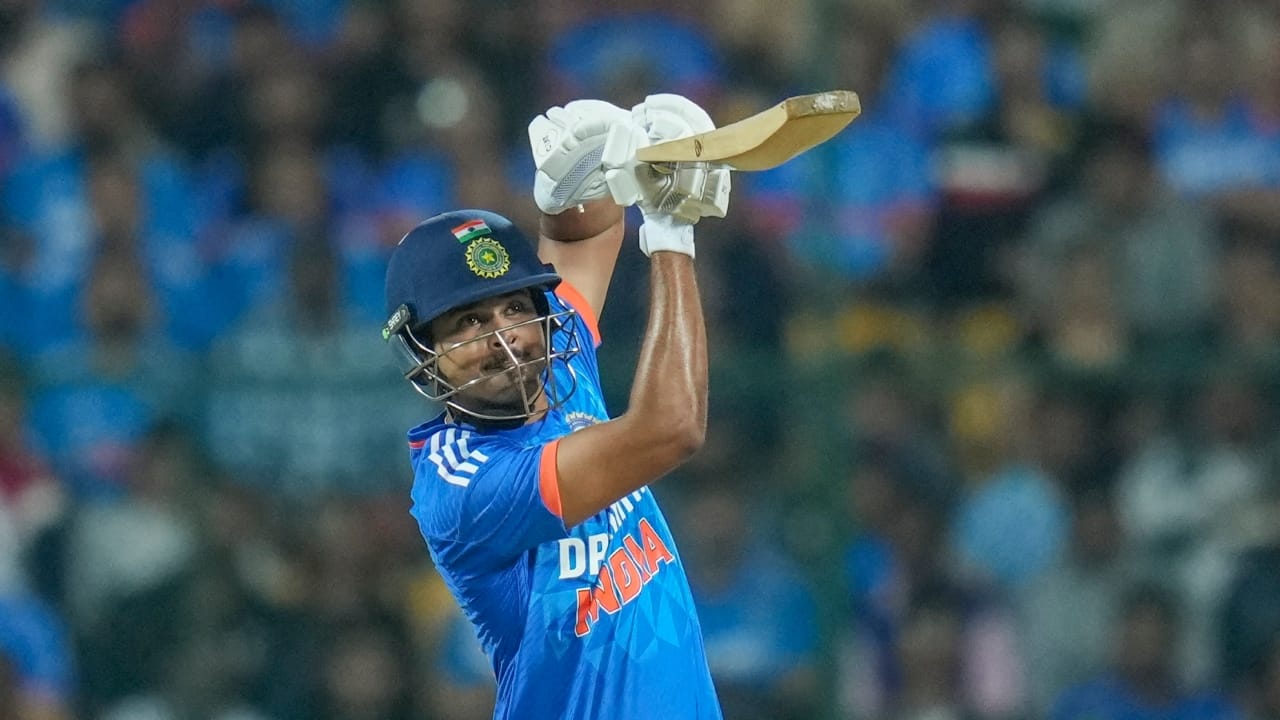 ಹಾಗೆಯೇ ಭಾರತದ ಮಾಜಿ ಟಿ20 ನಾಯಕ ಸೂರ್ಯಕುಮಾರ್ ಯಾದವ್ 2022 ರಲ್ಲಿ 1,164 ರನ್ ಗಳಿಸುವ ಮೂಲಕ ಒಂದೇ ವರ್ಷದಲ್ಲಿ ಅತಿ ಹೆಚ್ಚು ರನ್ ಗಳಿಸಿದ ಬ್ಯಾಟ್ಸ್‌ಮನ್‌ಗಳ ಪಟ್ಟಿಯಲ್ಲಿ ಎರಡನೇ ಸ್ಥಾನದಲ್ಲಿದ್ದಾರೆ. ರಿಜ್ವಾನ್ 2022 ರಲ್ಲಿ 996 ರನ್ ಗಳಿಸುವ ಮೂಲಕ ಈ ಪಟ್ಟಿಯಲ್ಲಿ ಮೂರನೇ ಸ್ಥಾನದಲ್ಲಿದ್ದಾರೆ, 2021 ರಲ್ಲಿ 939 ರನ್‌ಗಳೊಂದಿಗೆ ಬಾಬರ್ ಆಝಂ ನಾಲ್ಕನೇ ಸ್ಥಾನದಲ್ಲಿದ್ದಾರೆ(PC-PTI). 
