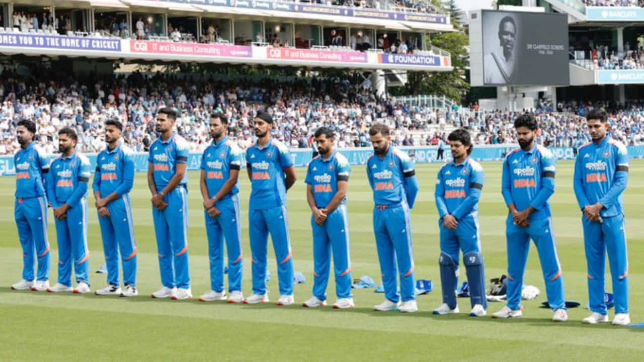 IND vs ENG: ಕಪ್ಪು ಪಟ್ಟಿ ಧರಿಸಿ ಕಣಕ್ಕಿಳಿದ ಭಾರತ- ಇಂಗ್ಲೆಂಡ್ ಆಟಗಾರರು IND vs ENG: ಕಪ್ಪು ಪಟ್ಟಿ ಧರಿಸಿ ಕಣಕ್ಕಿಳಿದ ಭಾರತ- ಇಂಗ್ಲೆಂಡ್ ಆಟಗಾರರು