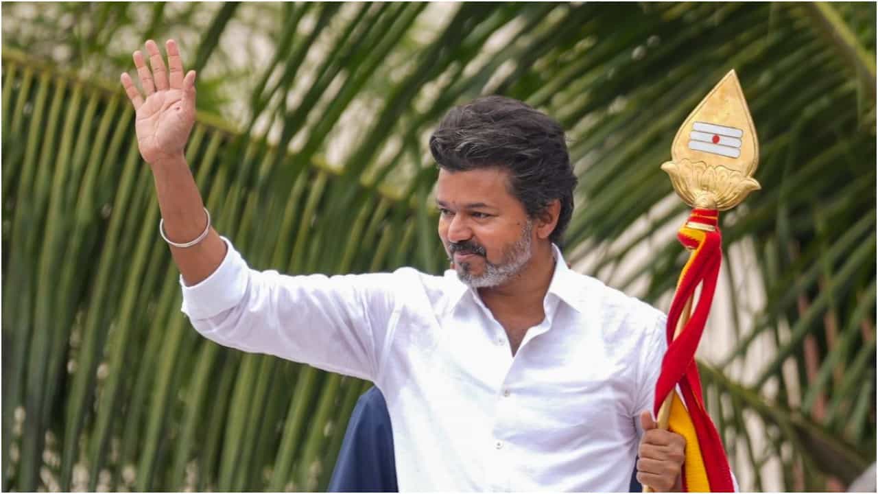 ಸೆನ್ಸಾರ್ ಕಟ್ ಇಲ್ಲದೆ 'ಜನ ನಾಯಗನ್' ಸಿನಿಮಾ ನೋಡಲು ವಿಜಯ್ ಅಭಿಮಾನಿಗಳಿಗೆ ಸುವರ್ಣಾವಕಾಶ ಸೆನ್ಸಾರ್ ಕಟ್ ಇಲ್ಲದೆ 'ಜನ ನಾಯಗನ್' ಸಿನಿಮಾ ನೋಡಲು ವಿಜಯ್ ಅಭಿಮಾನಿಗಳಿಗೆ ಸುವರ್ಣಾವಕಾಶ