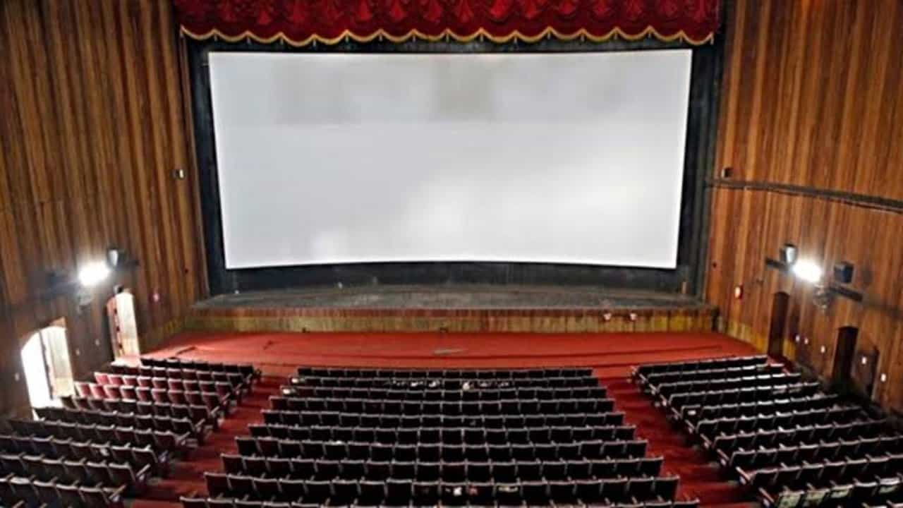 ಟಿಕೆಟ್ ಬೆಲೆ ನಿರ್ಧರಿಸುವ ಹಕ್ಕು ನಿರ್ಮಾಪಕರಿಗೆ: ತೆಲುಗು ರಾಜ್ಯಗಳಲ್ಲಿ ಹೊಸ ಬೇಡಿಕೆ ಟಿಕೆಟ್ ಬೆಲೆ ನಿರ್ಧರಿಸುವ ಹಕ್ಕು ನಿರ್ಮಾಪಕರಿಗೆ: ತೆಲುಗು ರಾಜ್ಯಗಳಲ್ಲಿ ಹೊಸ ಬೇಡಿಕೆ