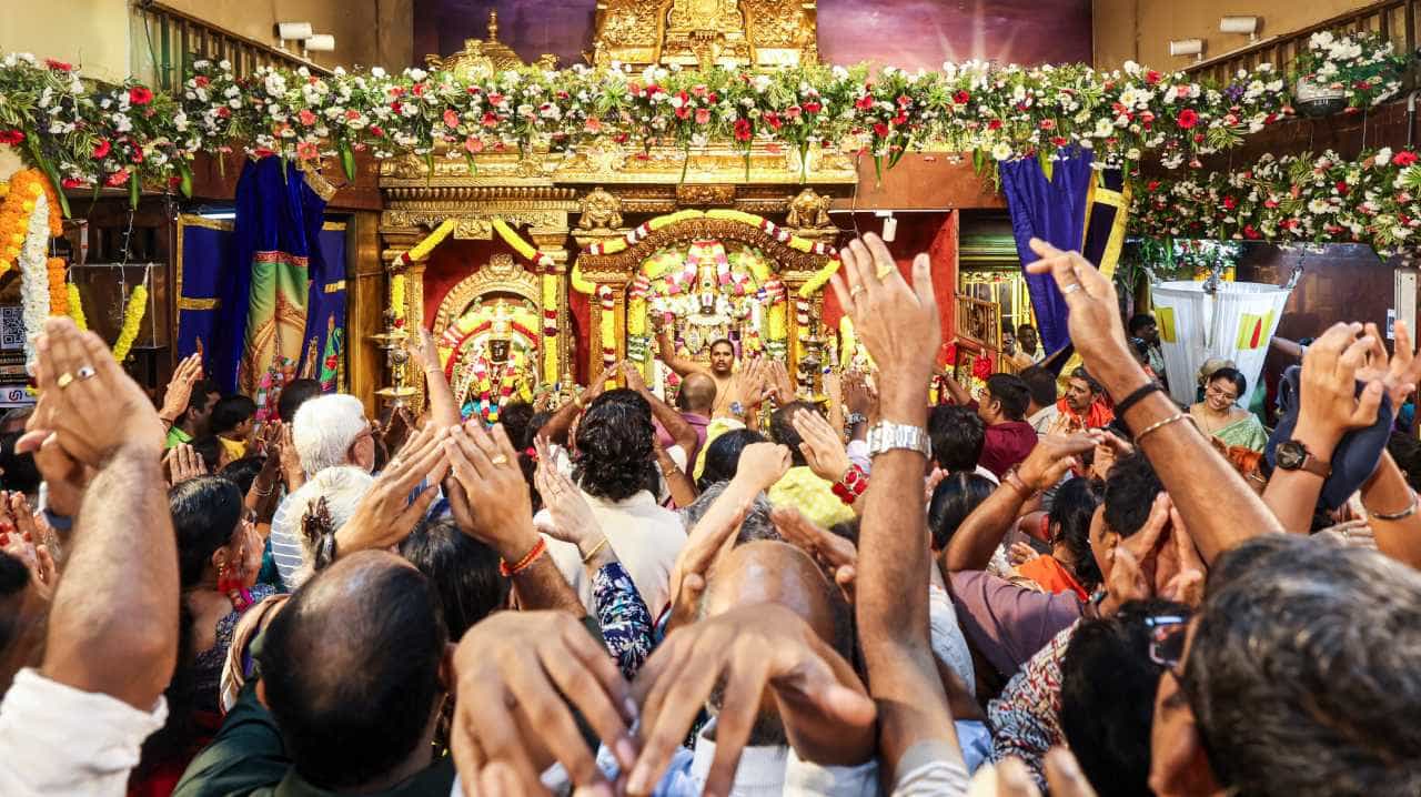 ತಿರುಪತಿ ತಿಮ್ಮಪ್ಪನಿಗೆ ಪ್ರತಿದಿನ ಮೊದಲ ಆರತಿ ಬೆಳಗುವ ಹಕ್ಕು ಕರ್ನಾಟಕಕ್ಕೆ ಸಿಕ್ಕಿದ್ದು ಹೇಗೆ? ಇಲ್ಲಿದೆ ರೋಚಕ ಇತಿಹಾಸ! ತಿರುಪತಿ ತಿಮ್ಮಪ್ಪನಿಗೆ ಪ್ರತಿದಿನ ಮೊದಲ ಆರತಿ ಬೆಳಗುವ ಹಕ್ಕು ಕರ್ನಾಟಕಕ್ಕೆ ಸಿಕ್ಕಿದ್ದು ಹೇಗೆ? ಇಲ್ಲಿದೆ ರೋಚಕ ಇತಿಹಾಸ!