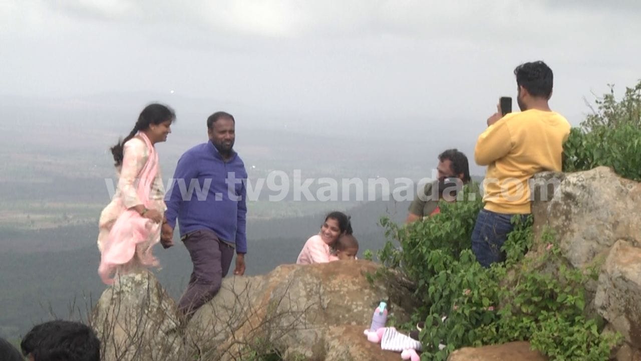 ಸಮುದ್ರಮಟ್ಟದಿಂದ ಸುಮಾರು 3,803 ಅಡಿ ಎತ್ತರದಲ್ಲಿರುವ ಜೋಗಿಮಟ್ಟಿ, ಏಷ್ಯಾದಲ್ಲೇ ಅತಿ ಹೆಚ್ಚು ಗಾಳಿ ಬೀಸುವ ಪ್ರದೇಶಗಳಲ್ಲಿ ಒಂದೆಂದು ಪರಿಗಣಿಸಲಾಗಿದೆ. ಸುಮಾರು 10 ಸಾವಿರ ಹೆಕ್ಟೇರ್ ಪ್ರದೇಶದಲ್ಲಿ ಹರಡಿರುವ ಕುರುಚಲು ಅರಣ್ಯ, ಅಪರೂಪದ ಜೀವ ವೈವಿಧ್ಯ ಮತ್ತು ತಂಪಾದ ವಾತಾವರಣ ಇಲ್ಲಿನ ಪ್ರಮುಖ ಆಕರ್ಷಣೆಯಾಗಿದೆ. ಜಿಲ್ಲೆಯಾದ್ಯಂತ ಮಳೆ ಕೊರತೆ ಕಾಡುತ್ತಿದ್ದರೂ, ಜೋಗಿಮಟ್ಟಿಯಲ್ಲಿ ಮಂಜು ಆವರಿಸಿದ ವಾತಾವರಣ ಪ್ರಕೃತಿ ಪ್ರಿಯರಿಗೆ ವಿಶೇಷ ಅನುಭವ ನೀಡುತ್ತಿದೆ.
