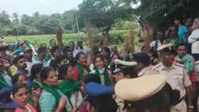 ಟೌನ್​​ಶಿಪ್: ಸರ್ವೆಗೆ ಬಂದಿದ್ದ ಅಧಿಕಾರಿಗಳಿಗೆ ಮಹಿಳೆಯರಿಂದ ಪೊರಕೆ ಸೇವೆ
