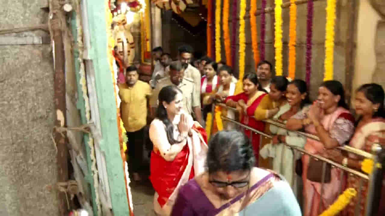 ಡಿಕೆಶಿ ಸಿಎಂ ಆಗಲಿ ಎಂದು ಹರಕೆ ಹೊತ್ತಿದ್ದ ಪತ್ನಿ; ಮೈಸೂರು ಚಾಮುಂಡೇಶ್ವರಿಗೆ ಸೀರೆ ಹರಕೆ ತೀರಿಸಿದ ಉಷಾ ಶಿವಕುಮಾರ್!