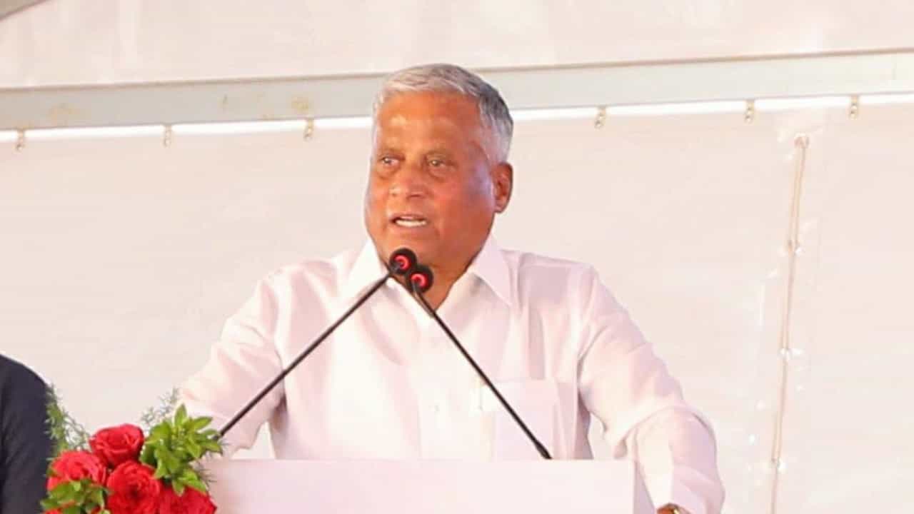 ತುಮಕೂರಿನ ಶಿರಾದಲ್ಲೇ ಎರಡನೇ ವಿಮಾನ ನಿಲ್ದಾಣ ಯಾಕೆ? ಮಧ್ಯ-ಉತ್ತರ ಕರ್ನಾಟಕ ಅಭಿವೃದ್ಧಿಗೆ ಇದು ಅಗತ್ಯ ಎಂದ ಸೋಮಣ್ಣ ತುಮಕೂರಿನ ಶಿರಾದಲ್ಲೇ ಎರಡನೇ ವಿಮಾನ ನಿಲ್ದಾಣ ಯಾಕೆ? ಮಧ್ಯ-ಉತ್ತರ ಕರ್ನಾಟಕ ಅಭಿವೃದ್ಧಿಗೆ ಇದು ಅಗತ್ಯ ಎಂದ ಸೋಮಣ್ಣ