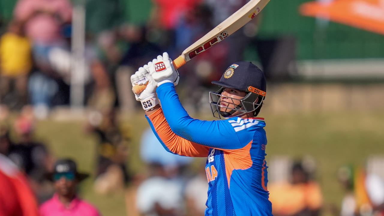 15 ವರ್ಷದ ವೈಭವ್ ಸೂರ್ಯವಂಶಿ ಇಂಗ್ಲೆಂಡ್ ಪ್ರವಾಸದ ಎರಡನೇ ಟಿ20ಪಂದ್ಯದಲ್ಲಿ ಪಾದಾರ್ಪಣೆ ಮಾಡಿದರು. ಇದುವರೆಗೆ ಆಡಿರುವ 5 ಟಿ20ಪಂದ್ಯಗಳಲ್ಲಿ 211.32 ರ ಸ್ಟ್ರೈಕ್ ರೇಟ್ನಲ್ಲಿ 112 ರನ್ ಗಳಿಸಿದ್ದಾರೆ. ಹಾಗೆಯೇ ಜಿಂಬಾಬ್ವೆ ವಿರುದ್ಧ ಅರ್ಧಶತಕ ಬಾರಿಸುವ ಮೂಲಕ ಅಂತರರಾಷ್ಟ್ರೀಯ ಕ್ರಿಕೆಟ್ನಲ್ಲಿ ಅರ್ಧಶತಕ ಗಳಿಸಿದ ಅತ್ಯಂತ ಕಿರಿಯ ಆಟಗಾರ ಎಂಬ ದಾಖಲೆಯನ್ನು ನಿರ್ಮಿಸಿದ್ದಾರೆ(PC-PTI).