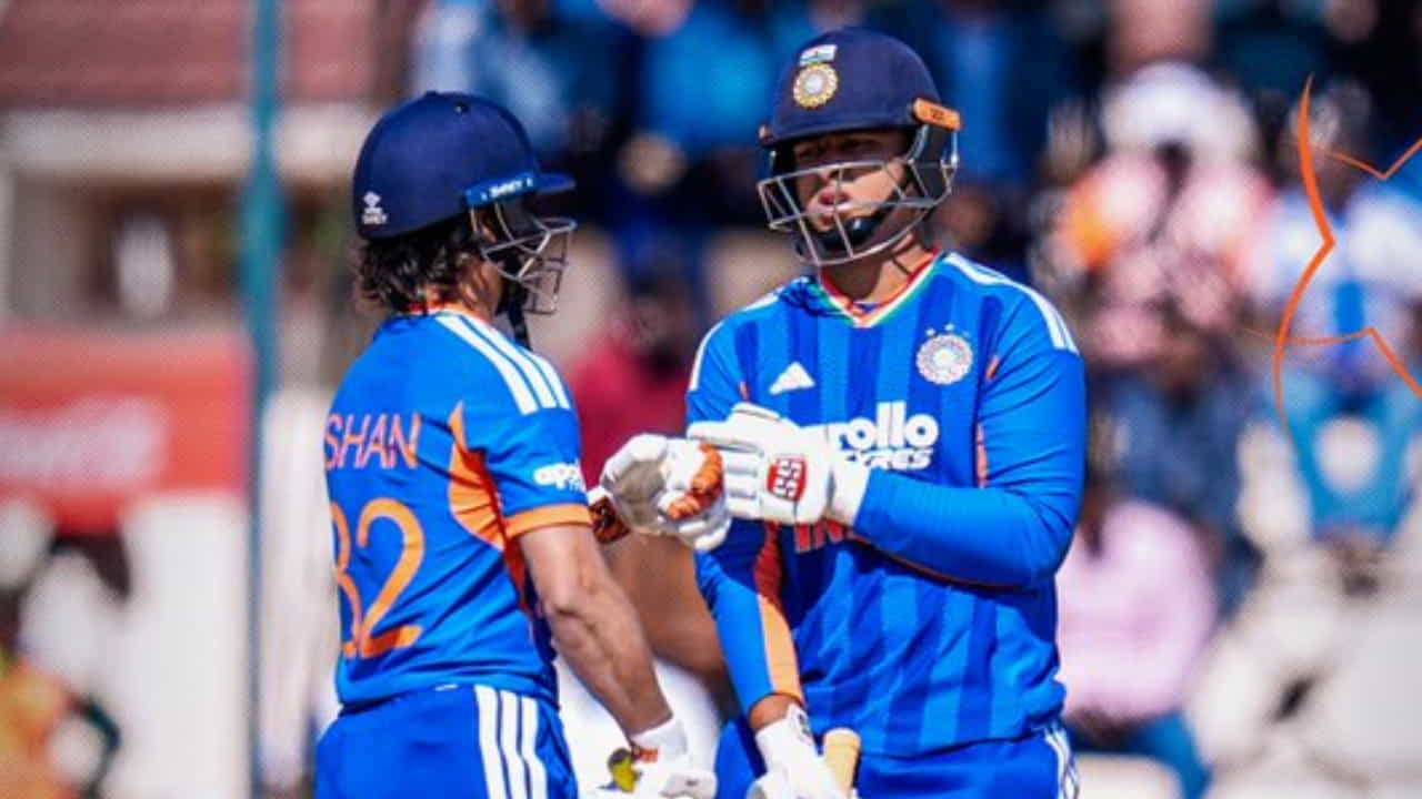 ಜಿಂಬಾಬ್ವೆ ವಿರುದ್ಧದ ಮೂರನೇ ಟಿ20 ಪಂದ್ಯದಲ್ಲಿ ಟಾಸ್ ಗೆದ್ದು ಮೊದಲು ಬ್ಯಾಟಿಂಗ್ ಮಾಡಿದ ಟೀಂ ಇಂಡಿಯಾ 192 ರನ್ ಕಲೆಹಾಕಿತು. ತಂಡದ ಪರ ಆರಂಭಿಕ ಆಟಗಾರ ವೈಭವ್ ಸೂರ್ಯವಂಶಿ 81 ರನ್ಗಳ ಸ್ಫೋಟಕ ಇನ್ನಿಂಗ್ಸ್ ಆಡಿದರು. ಕೇವಲ 19 ರನ್ಗಳಿಂದ ಚೊಚ್ಚಲ ಅಂತರರಾಷ್ಟ್ರೀಯ ಶತಕದಿಂದ ವೈಭವ್ ವಂಚಿತರಾದರೂ ಮತ್ತೊಂದು ವಿಶ್ವದಾಖಲೆಯನ್ನು ಸೃಷ್ಟಿಸಿದರು(PC-BCCI).
